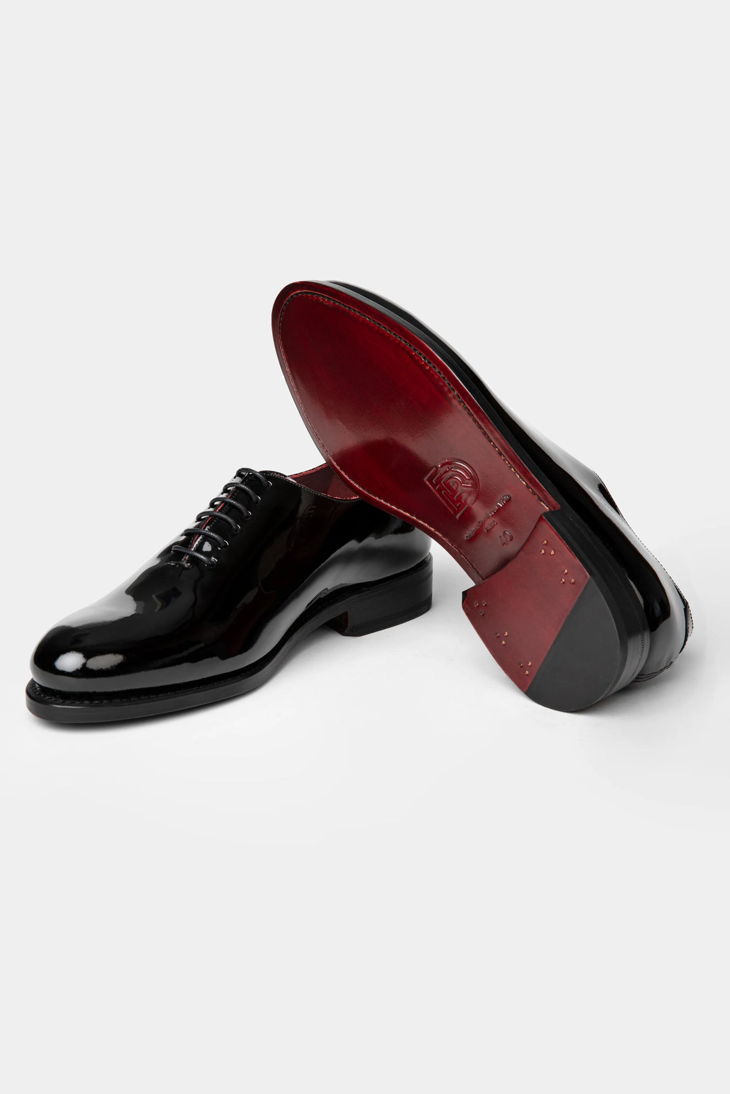 Pantofi tuxedo negri whole cut Florentinodelure, piele lucioasă, talpă roșie.