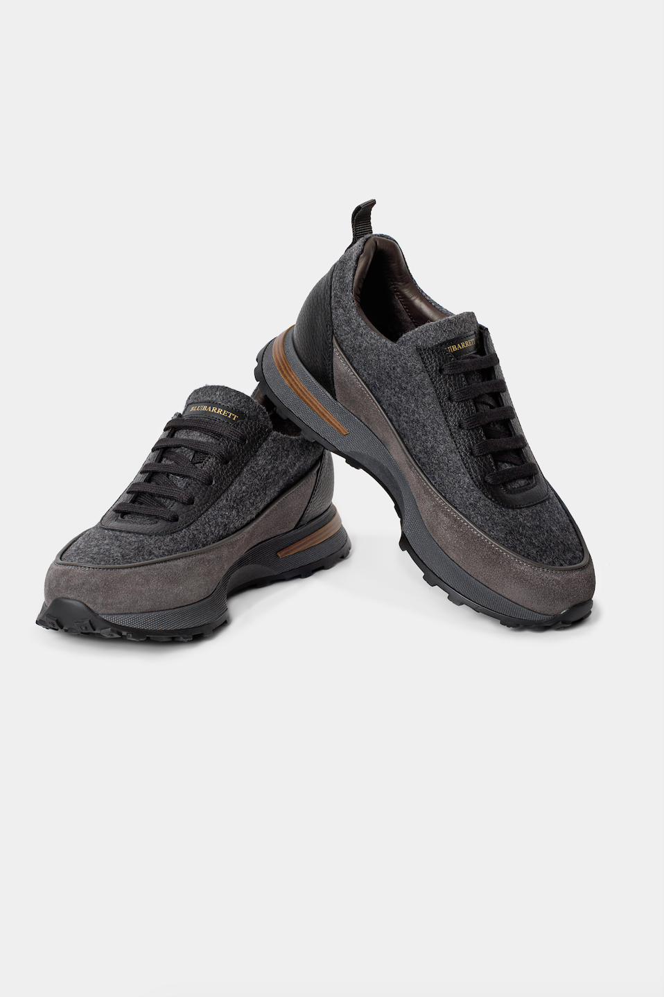 Sneakers gri din cashmere Florentinodelure cu detalii negre și textură mixtă.