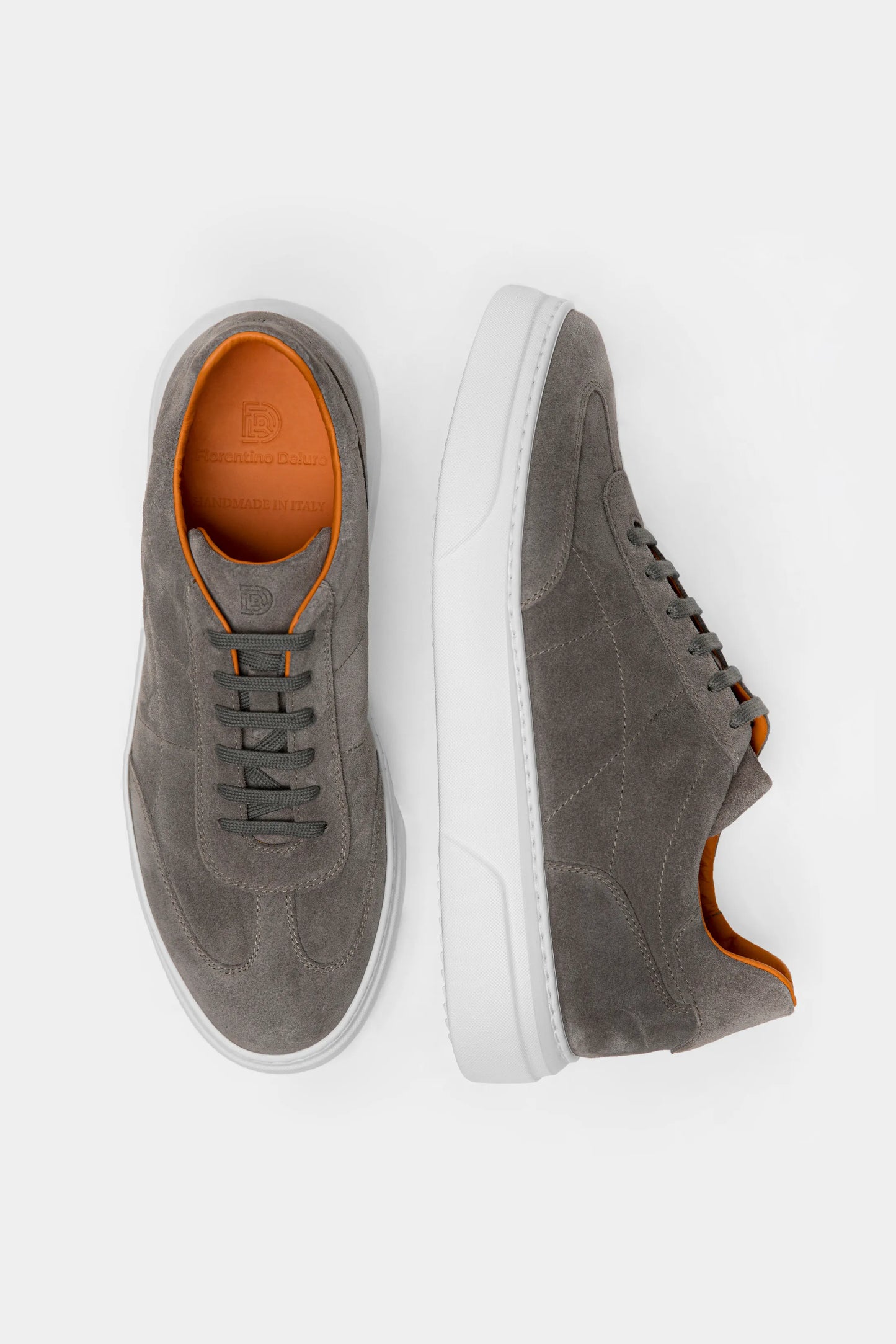 Sneaker suede gri Florentinodelure cu talpă albă și interior portocaliu.