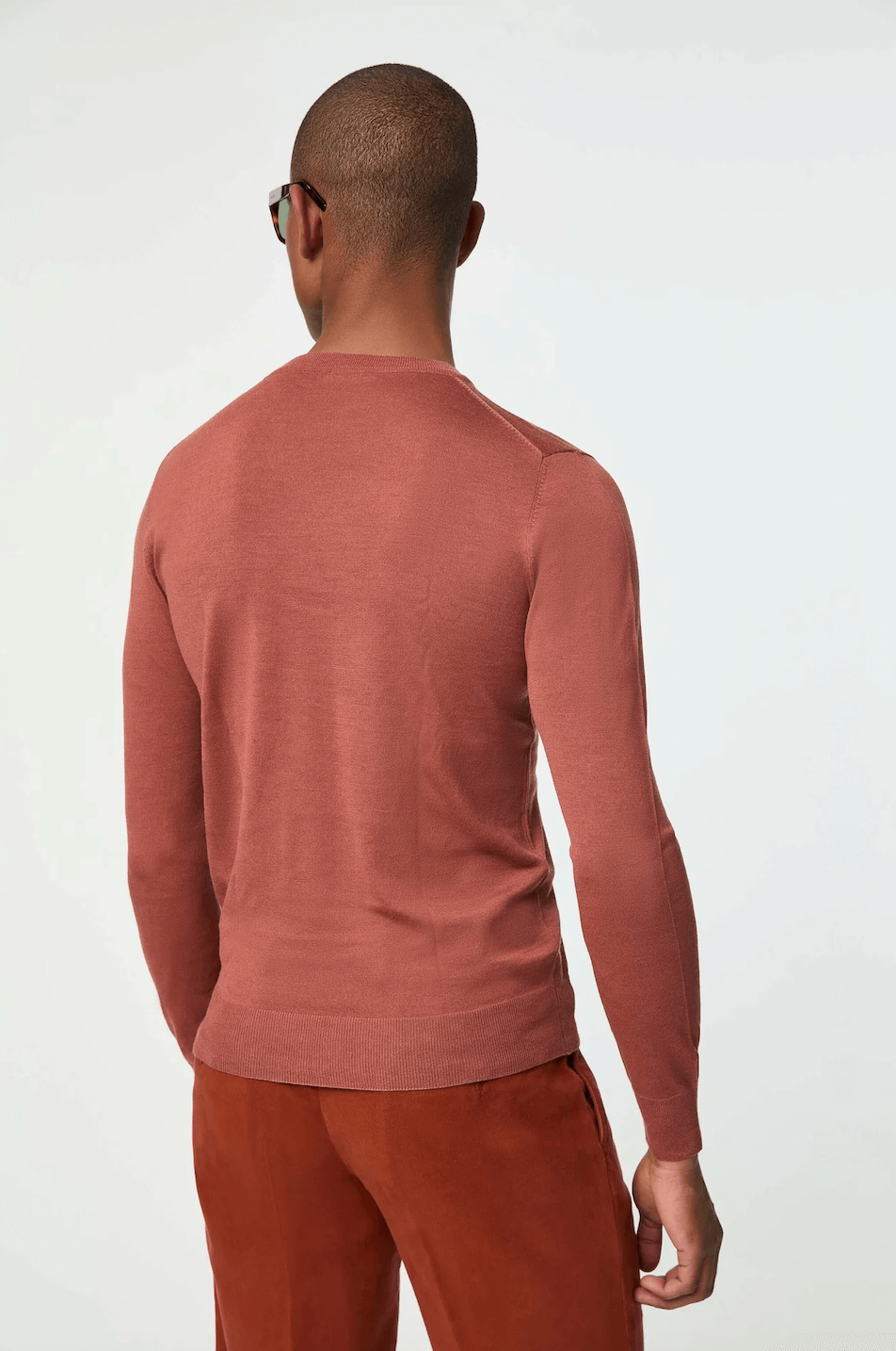 Pulover crewneck bordo Florentinodelure din lână, detaliu spate, textură fină.