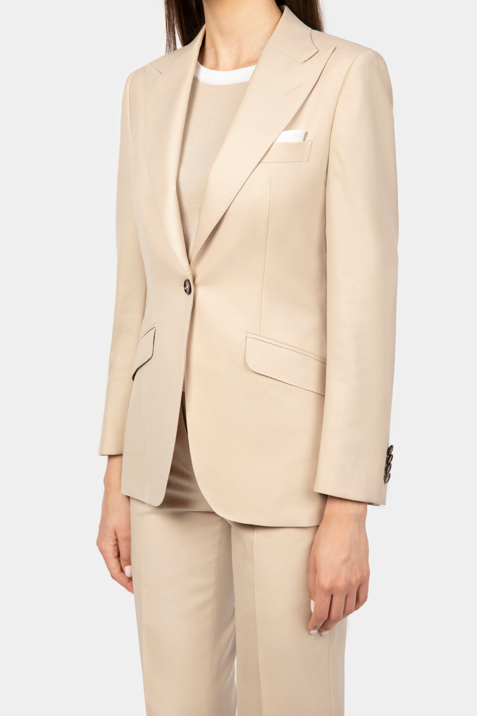 Costum business bej Florentinodelure, jachetă și pantaloni cu nasturi, detalii buzunare.