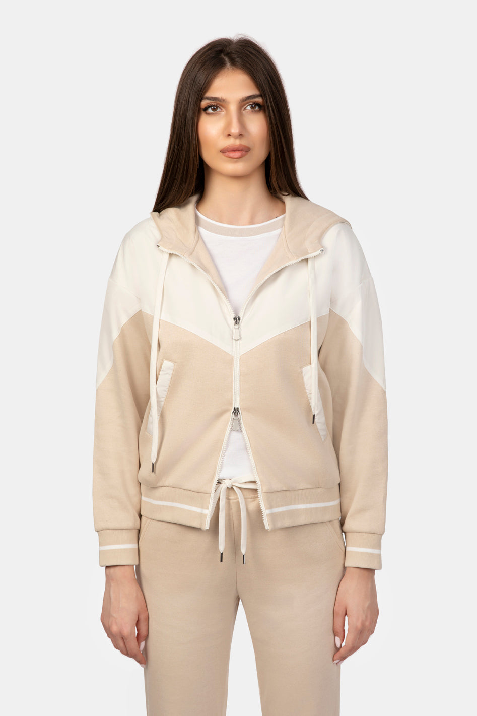 Costum loungewear bej Florentinodelure, hanorac cu șnur, pantaloni cu talie elastică, design sport-elegant.