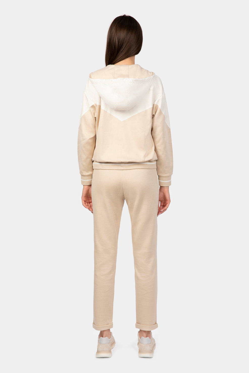 Costum loungewear bej Florentinodelure, hanorac și pantaloni, detaliu spate.