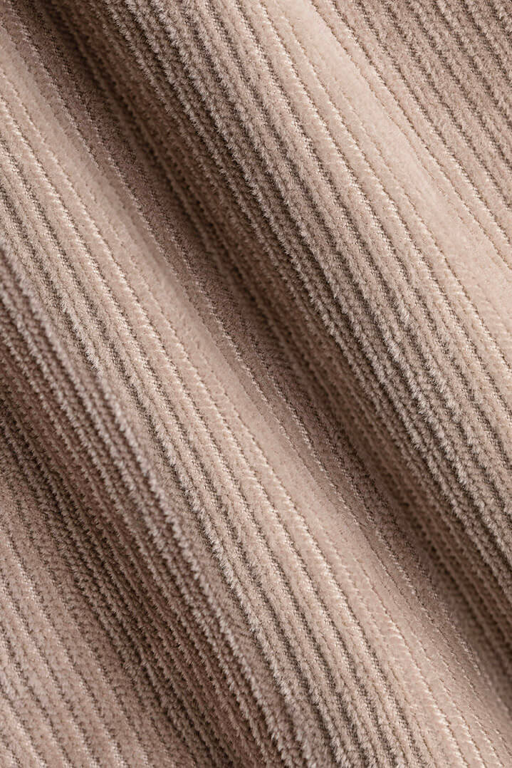 Textură material bej, detaliu striații pantalon FLEXO Florentinodelure.