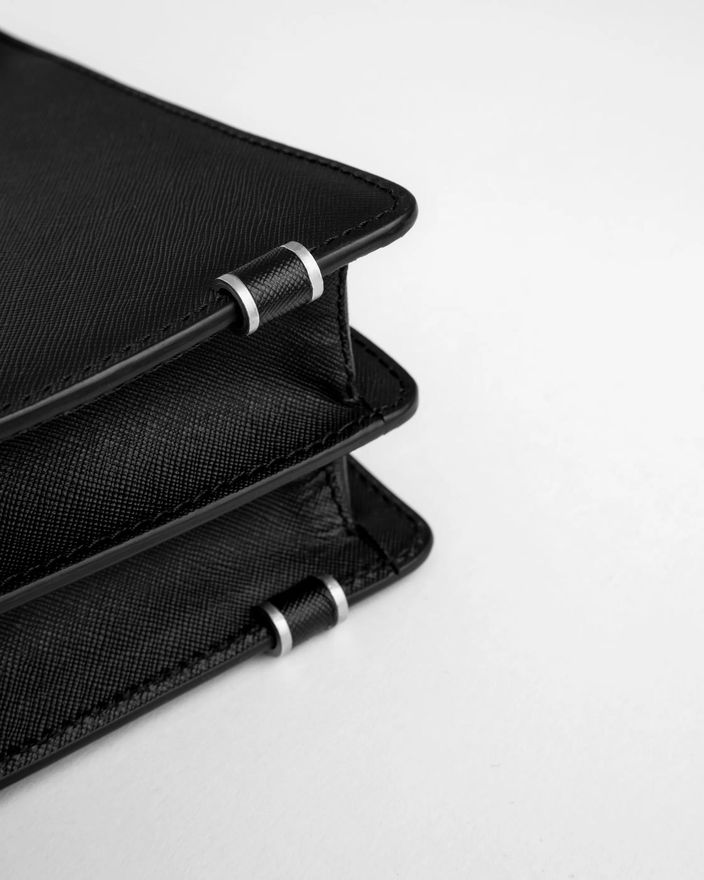 Briefcase neagră din piele cu detalii metalice Florentinodelure, textură rafinată.