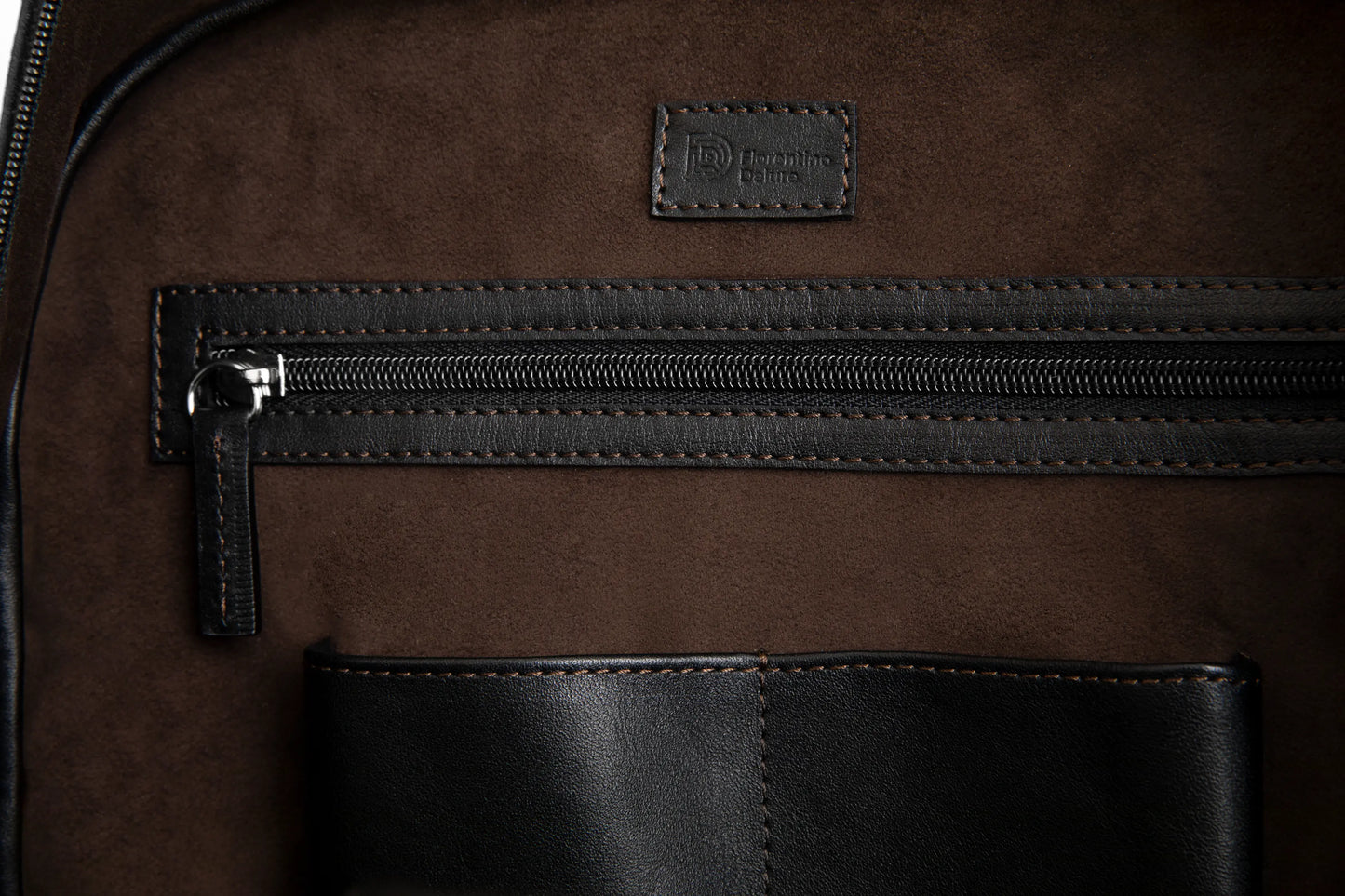 Detaliu buzunar interior rucsac piele Florentinodelure, fermoar metalic și textură suede maronie.