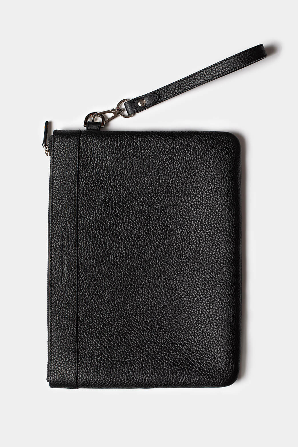 Black Pouch din piele texturată Florentinodelure vedere laterală cu curea detașabilă.