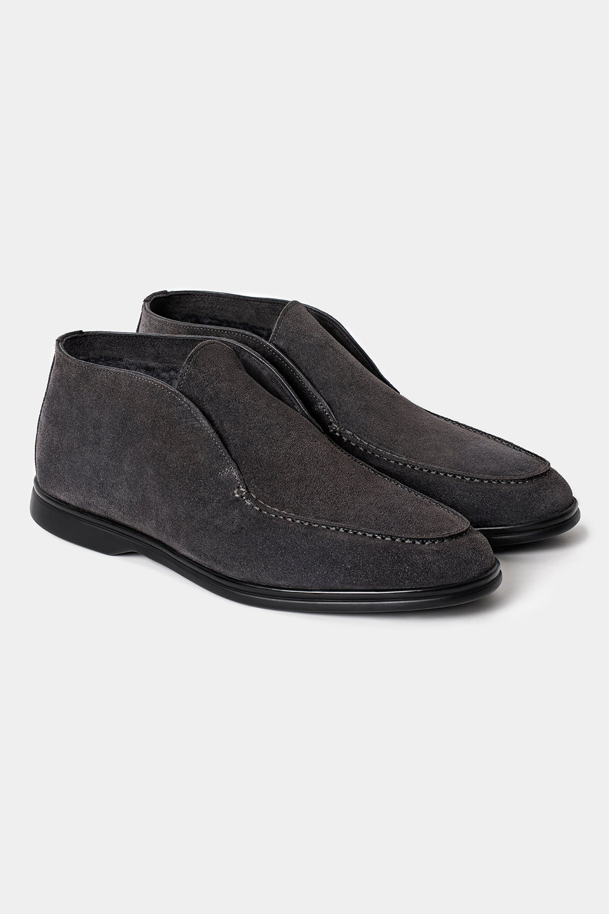 Botine negre Florentinodelure din piele întoarsă și talpă din cauciuc, căptușite cu blană naturală.