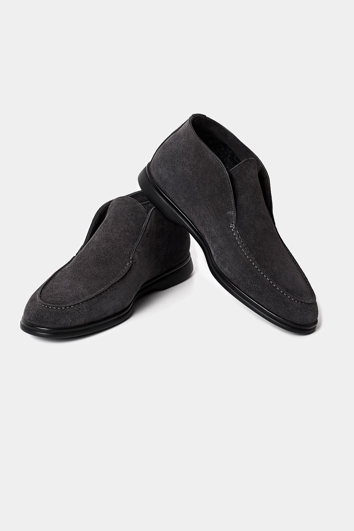 Botine negre Florentinodelure din piele întoarsă cu talpă de cauciuc, detaliu textură elegantă.