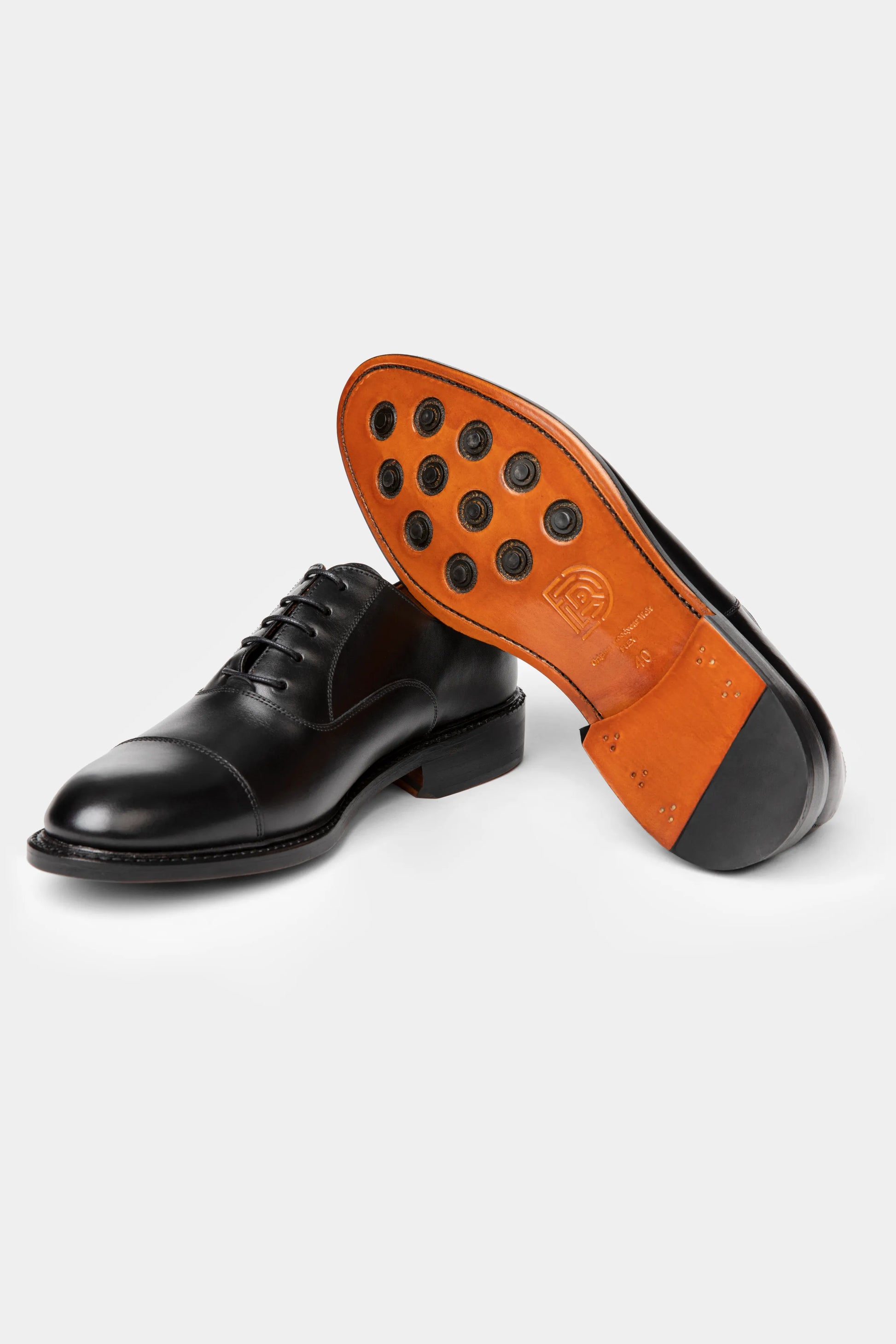 Pantofi Oxford negri piele Florentinodelure, talpă detaliată maro cu puncte negre.