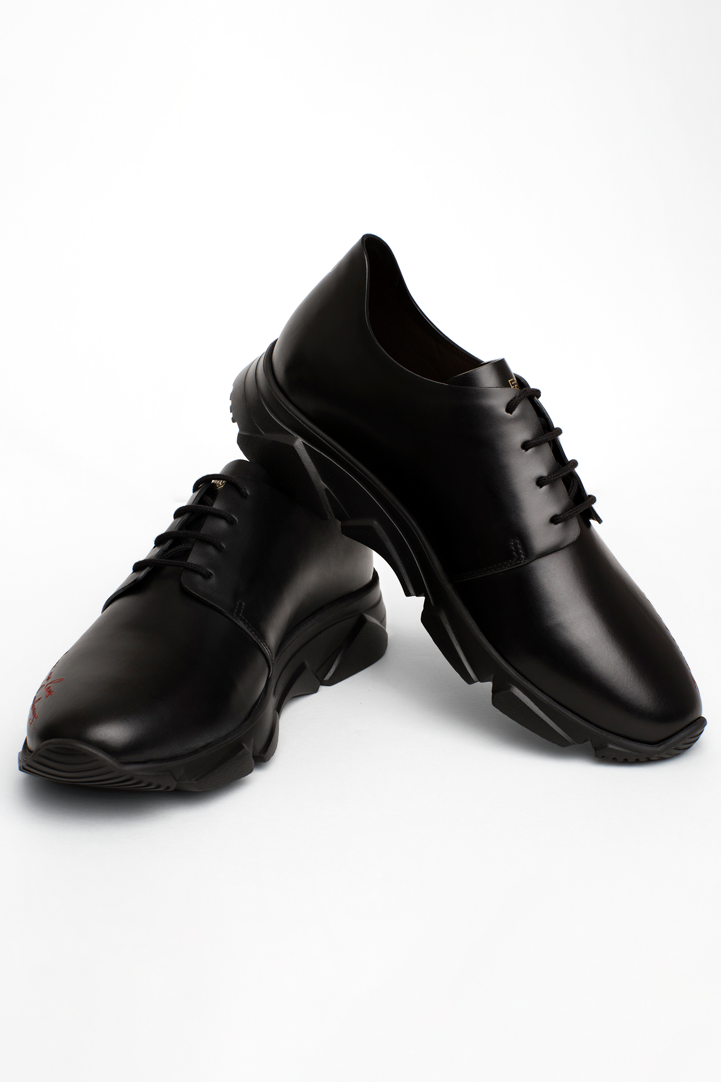Sneaker negru gravat Florentinodelure cu talpă texturată.