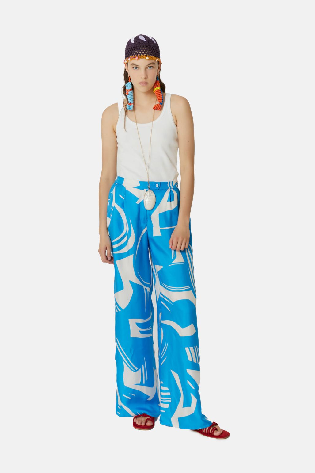 Set Loungewear albastru cu model alb Florentinodelure, tank top alb, pantaloni largi.