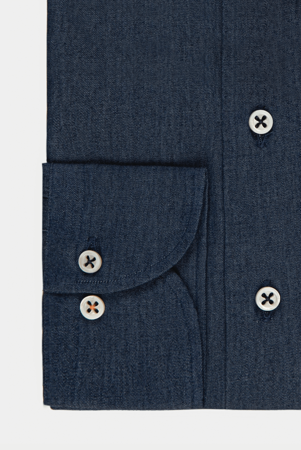 Manșetă cămașă denim albastru Florentinodelure, nasturi perlă, textură detaliată.