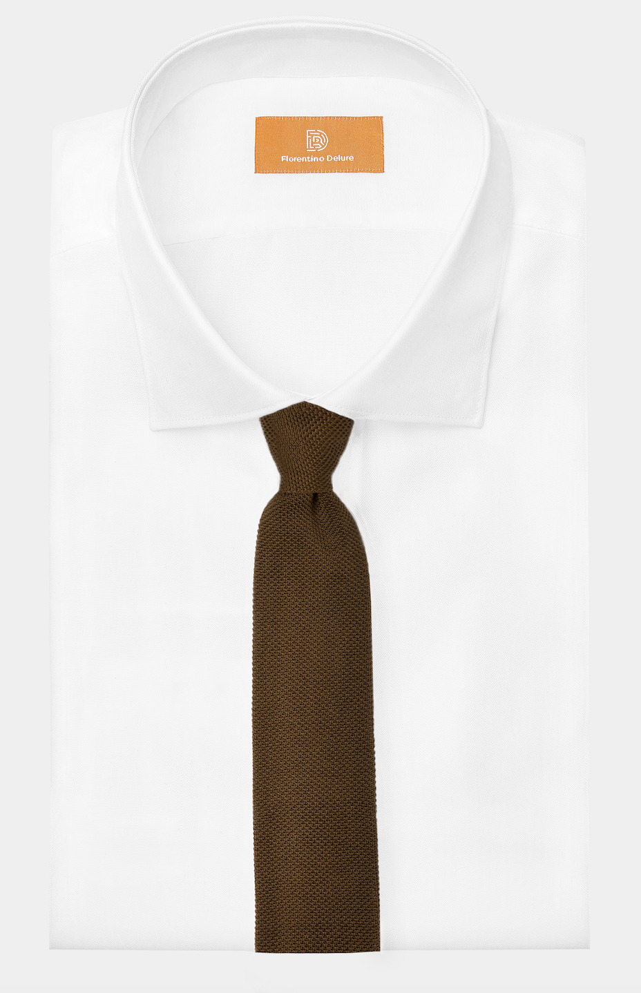 Cravată maro tricotată din mătase și stofă Florentinodelure pe cămașă albă.