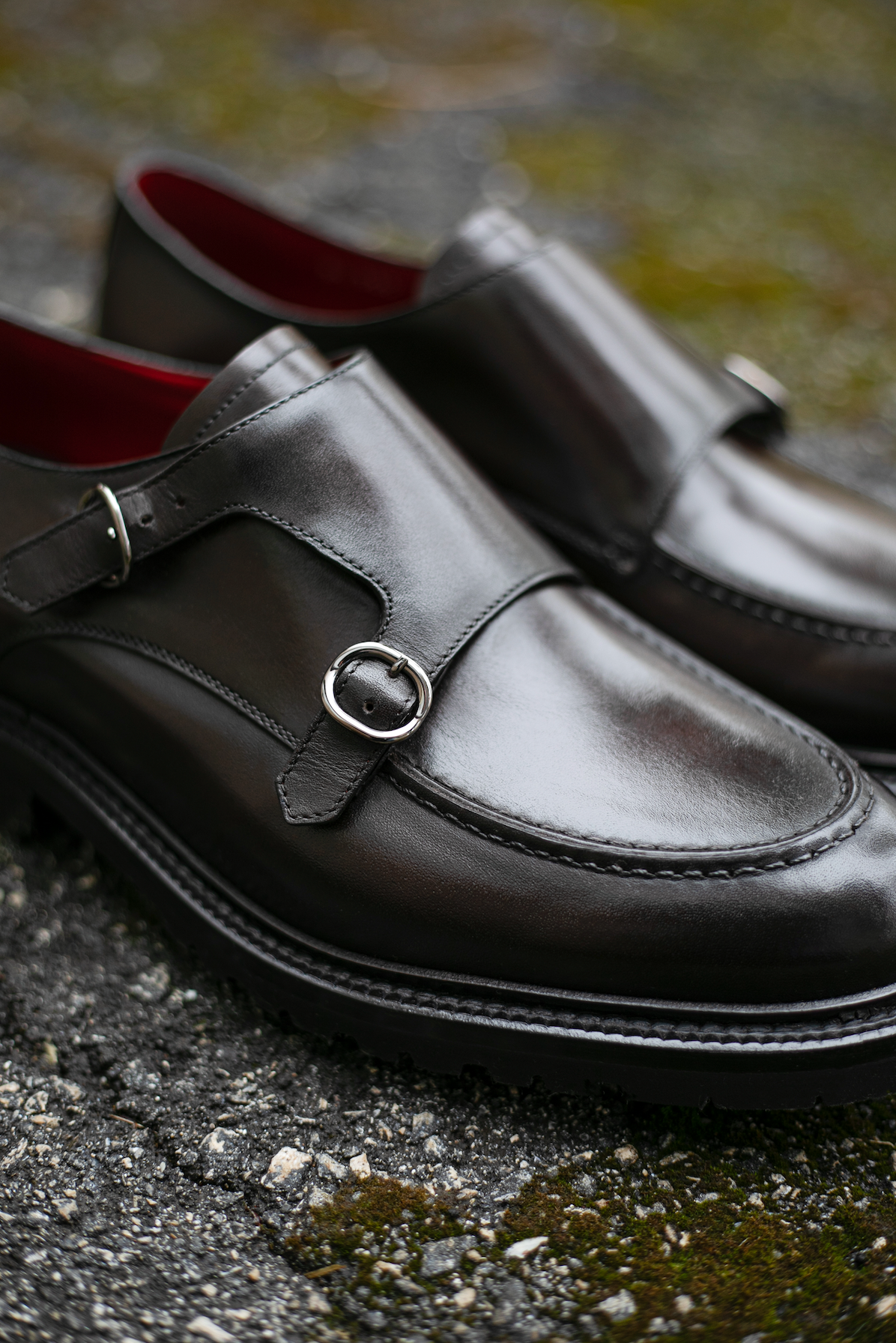 Pantofi Double Monk Florentinodelure din piele de vițel maro cu catarame metalice argintii.