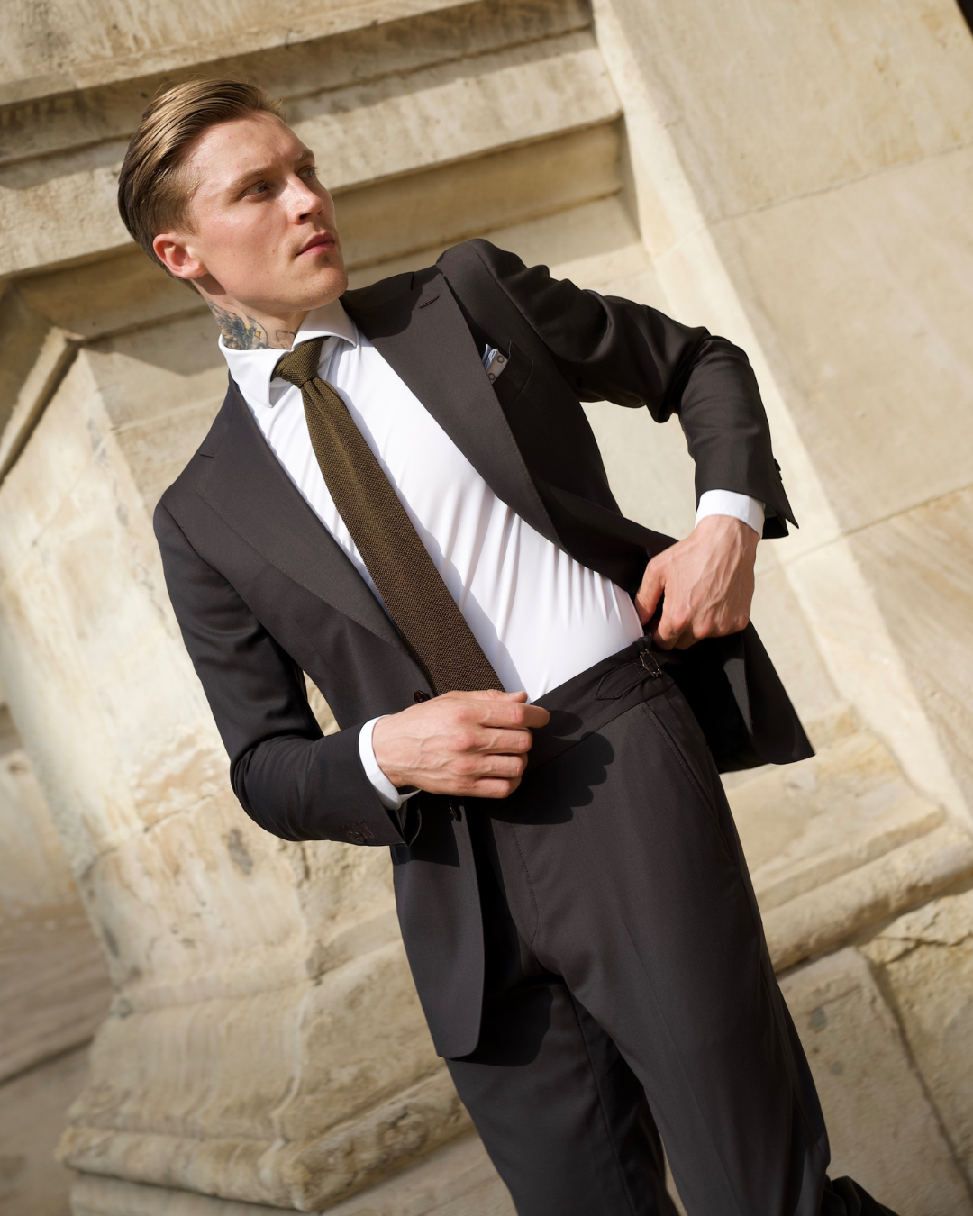 Costum maro Florentinodelure EGO, vedere laterală, sacou și cravată, material elegant.