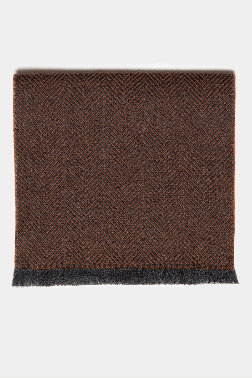 Eșarfă maro cu model zig-zag Florentinodelure, vedere laterală, material textil.