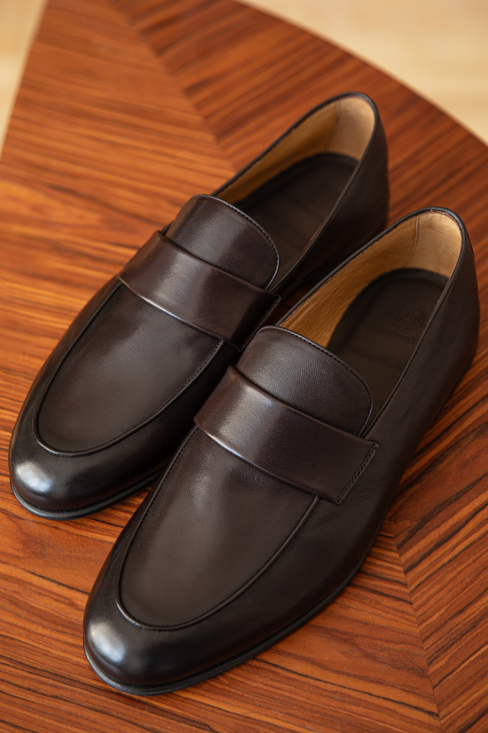 Pantofi Loafer Maro din piele Florentinodelure, detaliu textură elegantă, talpă din cauciuc, stil clasic.