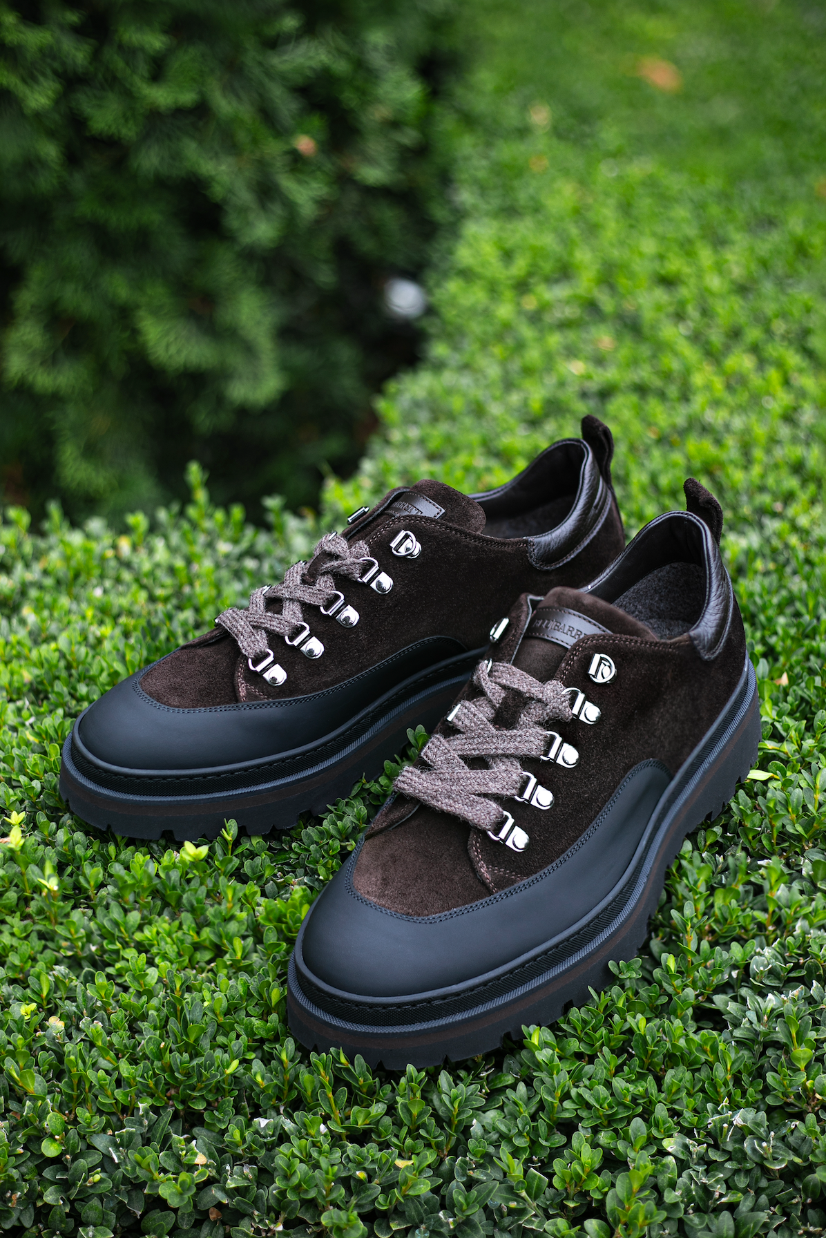 Sneaker maro închis din piele și piele întoarsă Florentinodelure pe iarbă verde.
