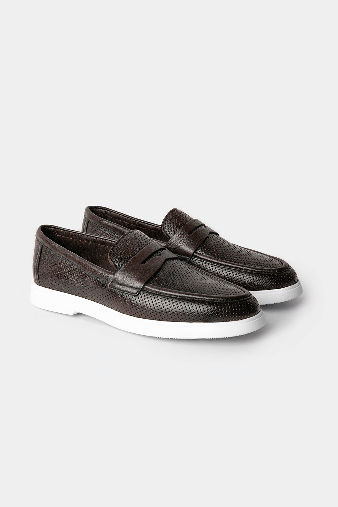 Pantofi loafer Florentinodelure din piele maro închis cu talpă albă din cauciuc.