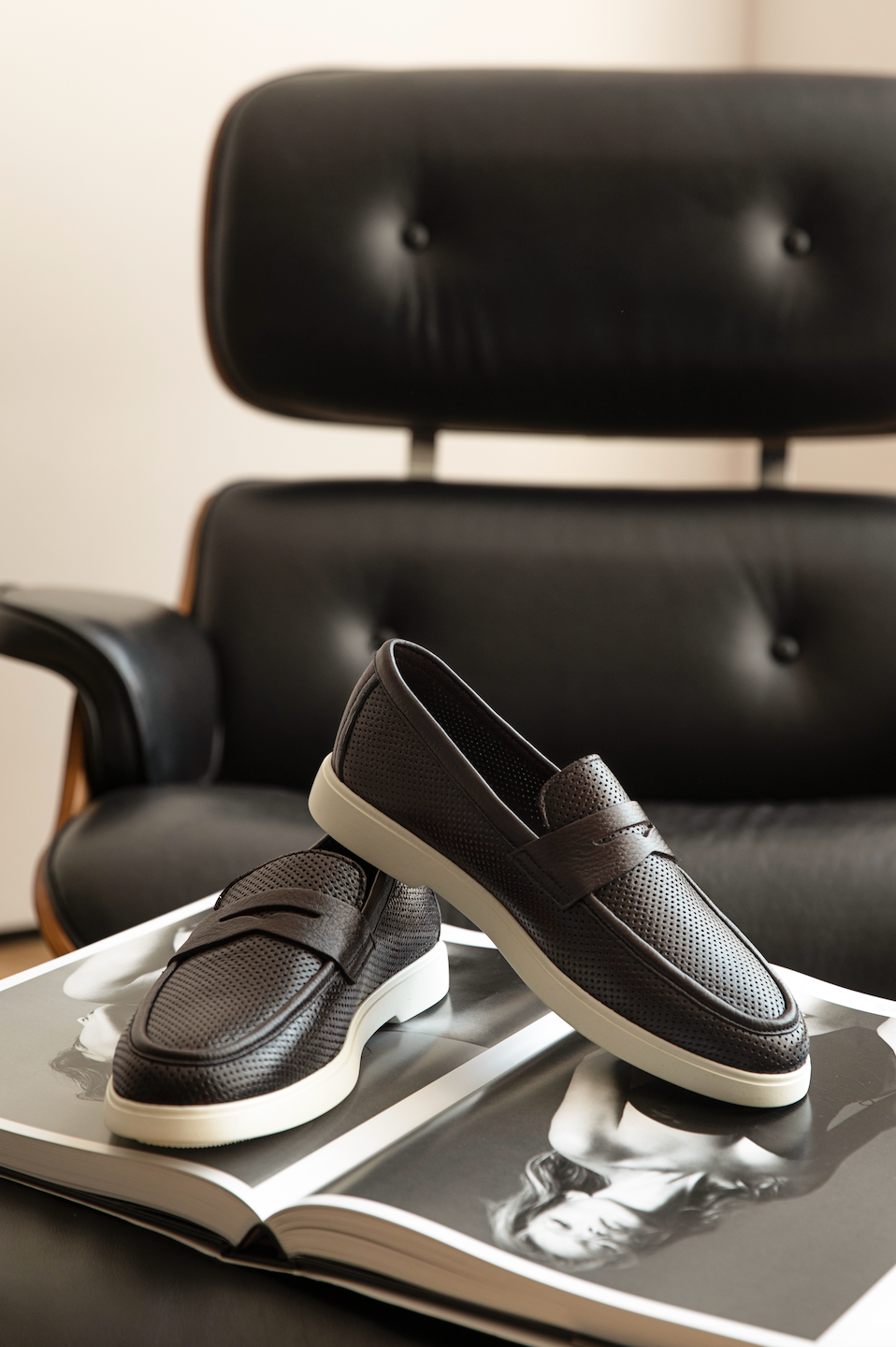 Pantofi Florentinodelure loafer maro închis piele perforată, talpă albă, vedere laterală.