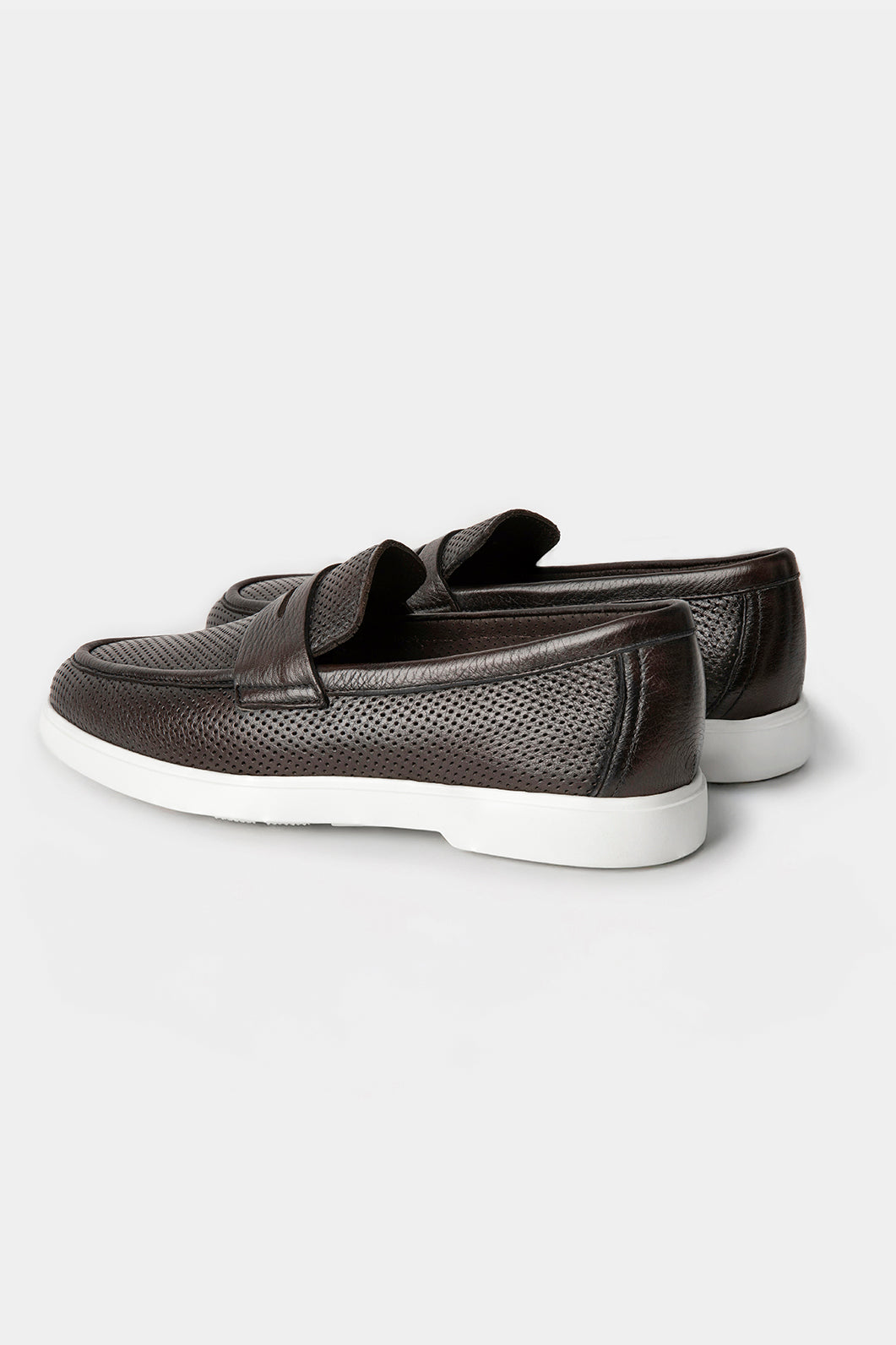 Pantofi loafer maro închis Florentinodelure din piele perforată, talpă albă din cauciuc.
