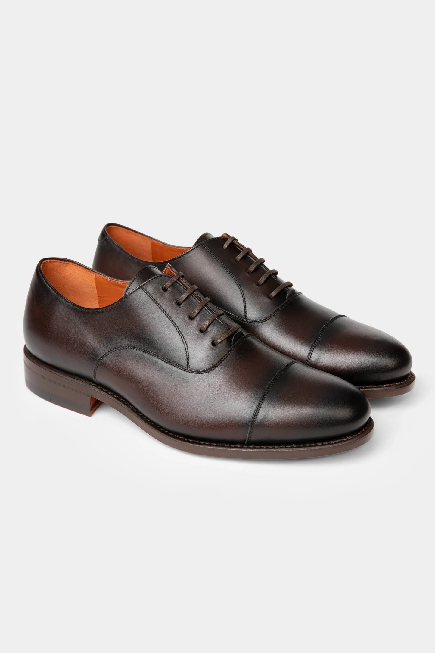Pantofi Oxford maro închis din piele Florentinodelure, cu șireturi și talpă joasă.