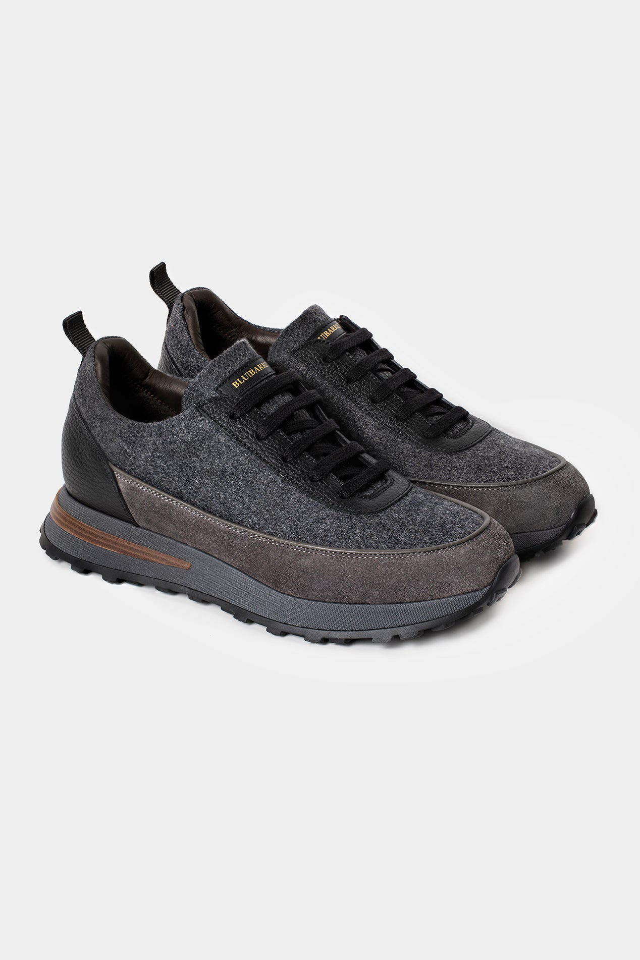 Adidași gri Florentinodelure cu casmir, talpă neagră, design elegant. Made in Italy.