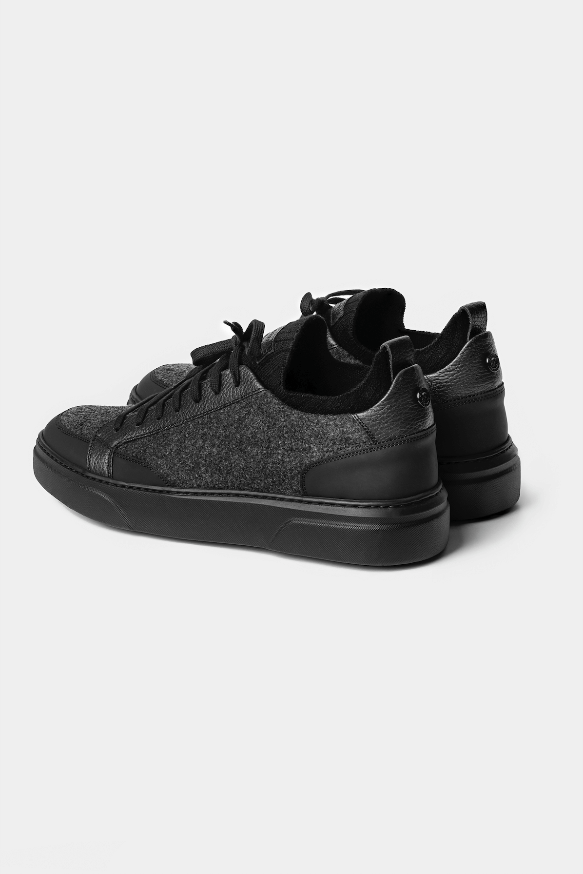 Sneaker gri Florentinodelure cu casmir, piele și talpă neagră, vedere laterală.