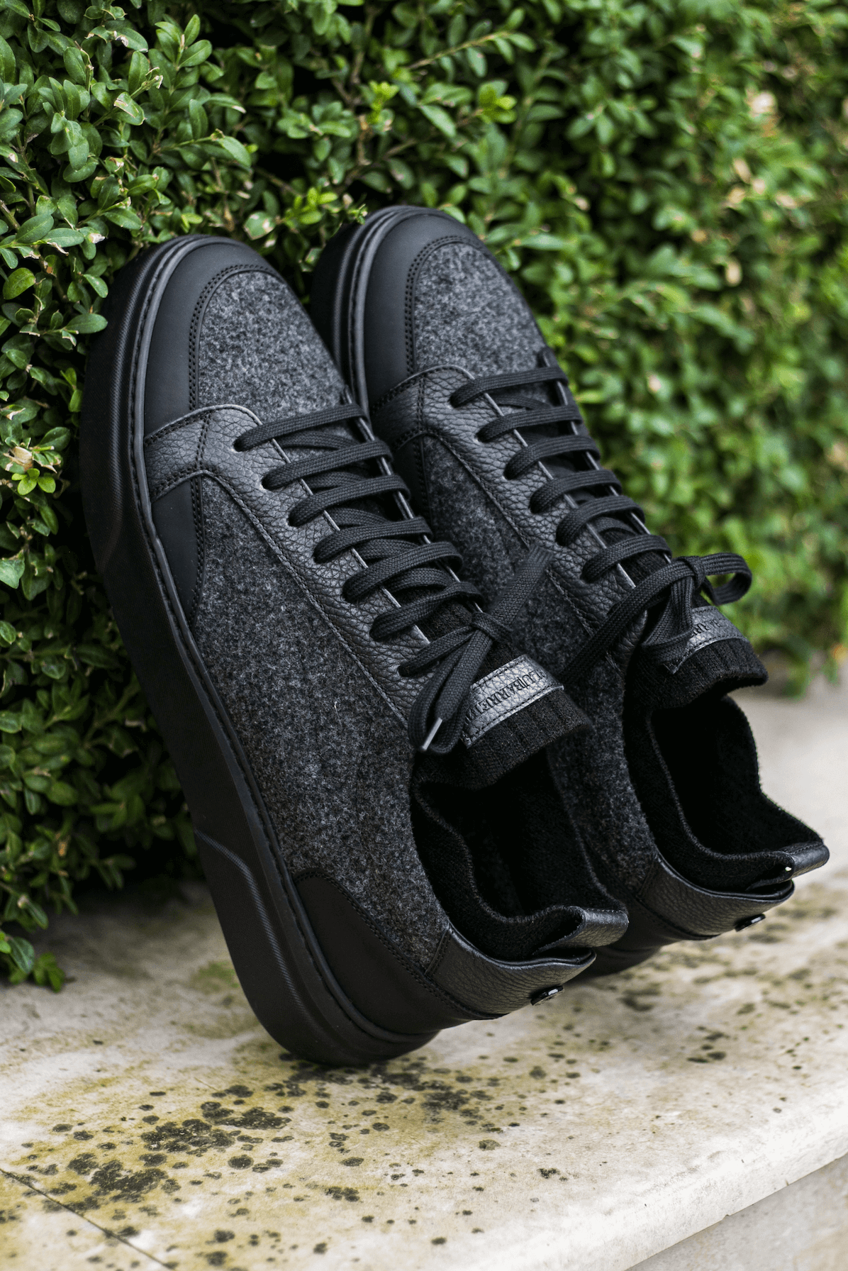 Sneaker gri Florentinodelure cu piele, cauciuc și detalii din lână, stil modern și elegant.