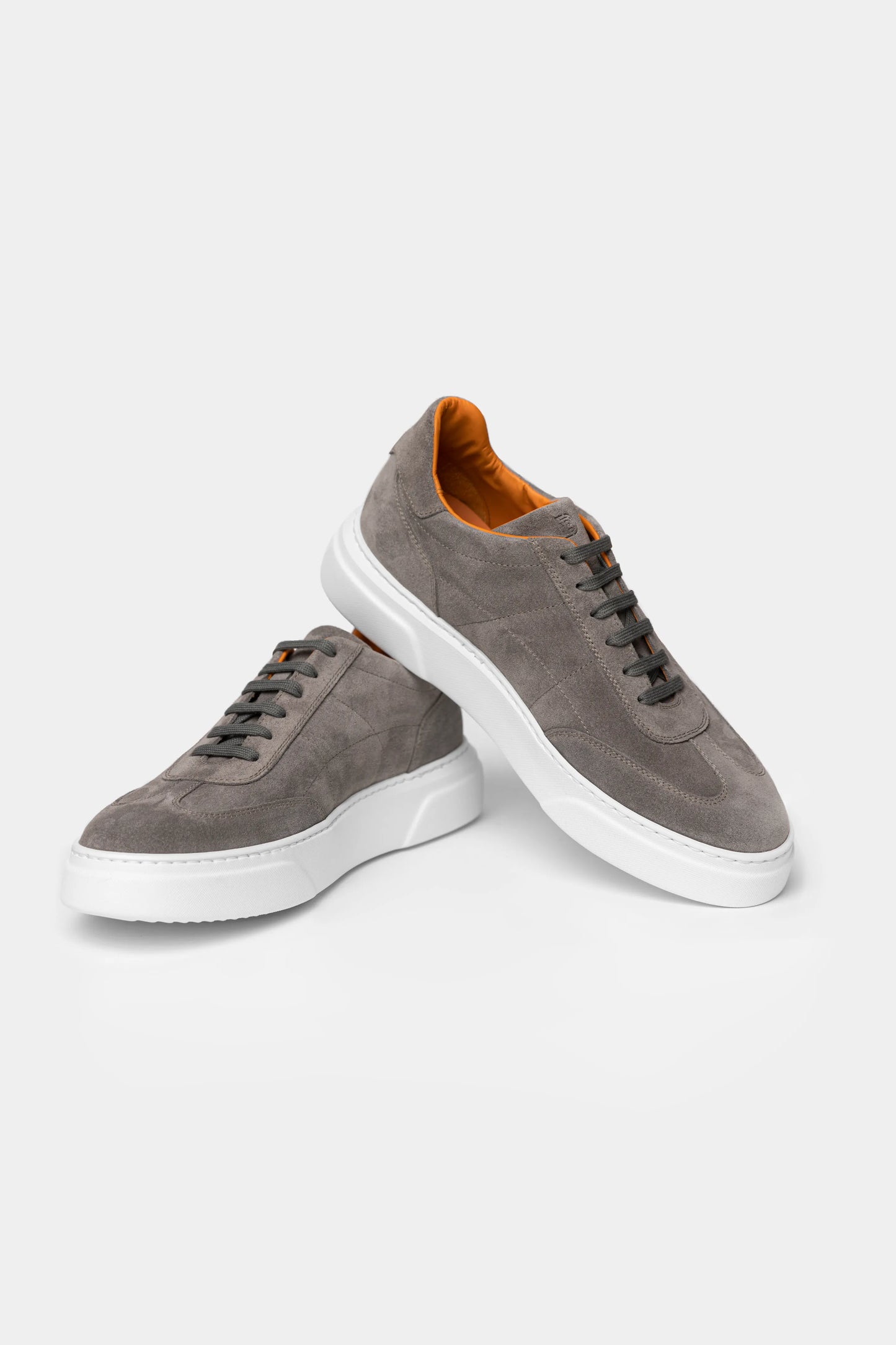 Sneaker city gri din piele intoarsă Florentinodelure cu interior portocaliu și talpă albă.