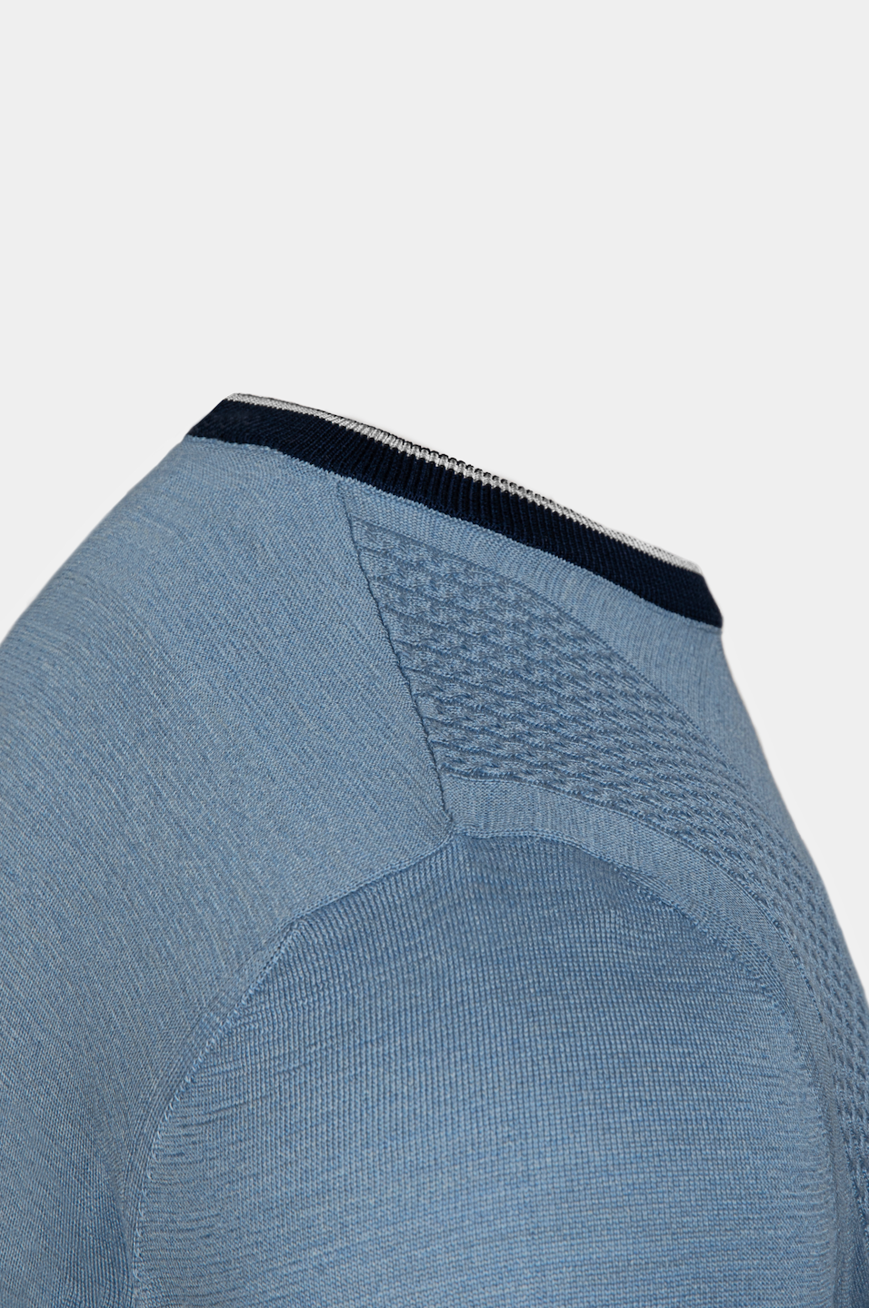 Crewneck albastru Florentinodelure, detaliu material texturat și guler contrastant.