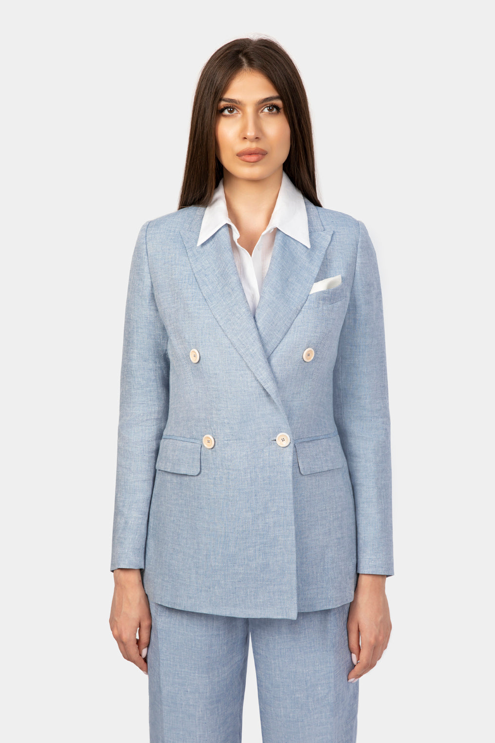 Costum Light Blue Luna Florentinodelure; bleo, dublu rând, buzunare cu clapă.