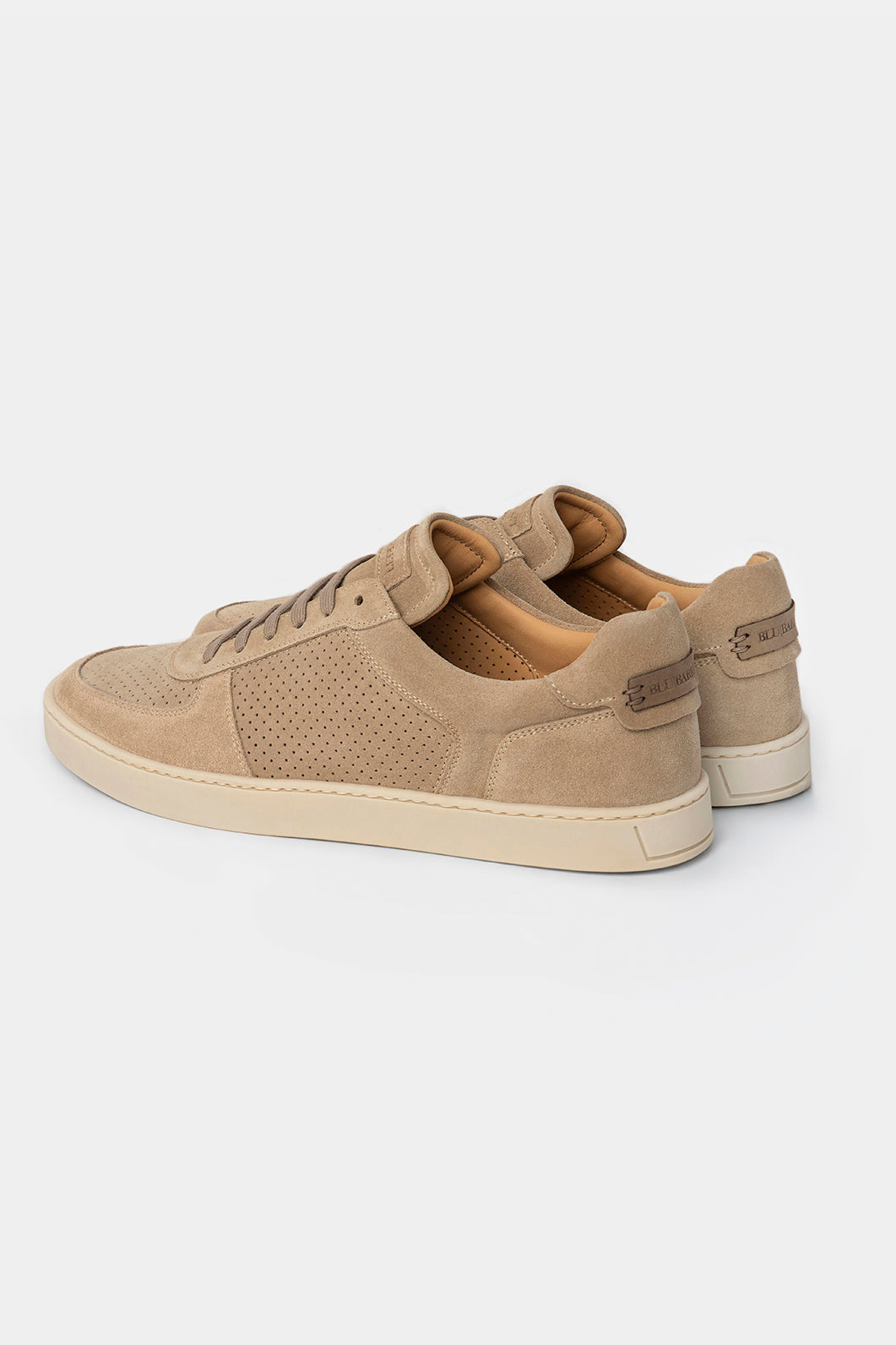 Adidași suede bej Florentinodelure, perforați, talpă albă.