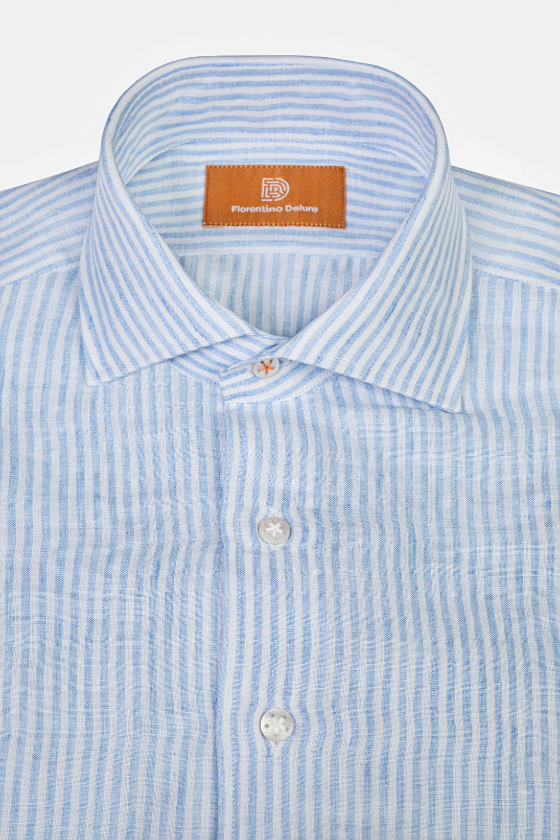Cămașă albastră cu dungi subțiri din in Florentinodelure, detaliu lateral guler și nasturi.