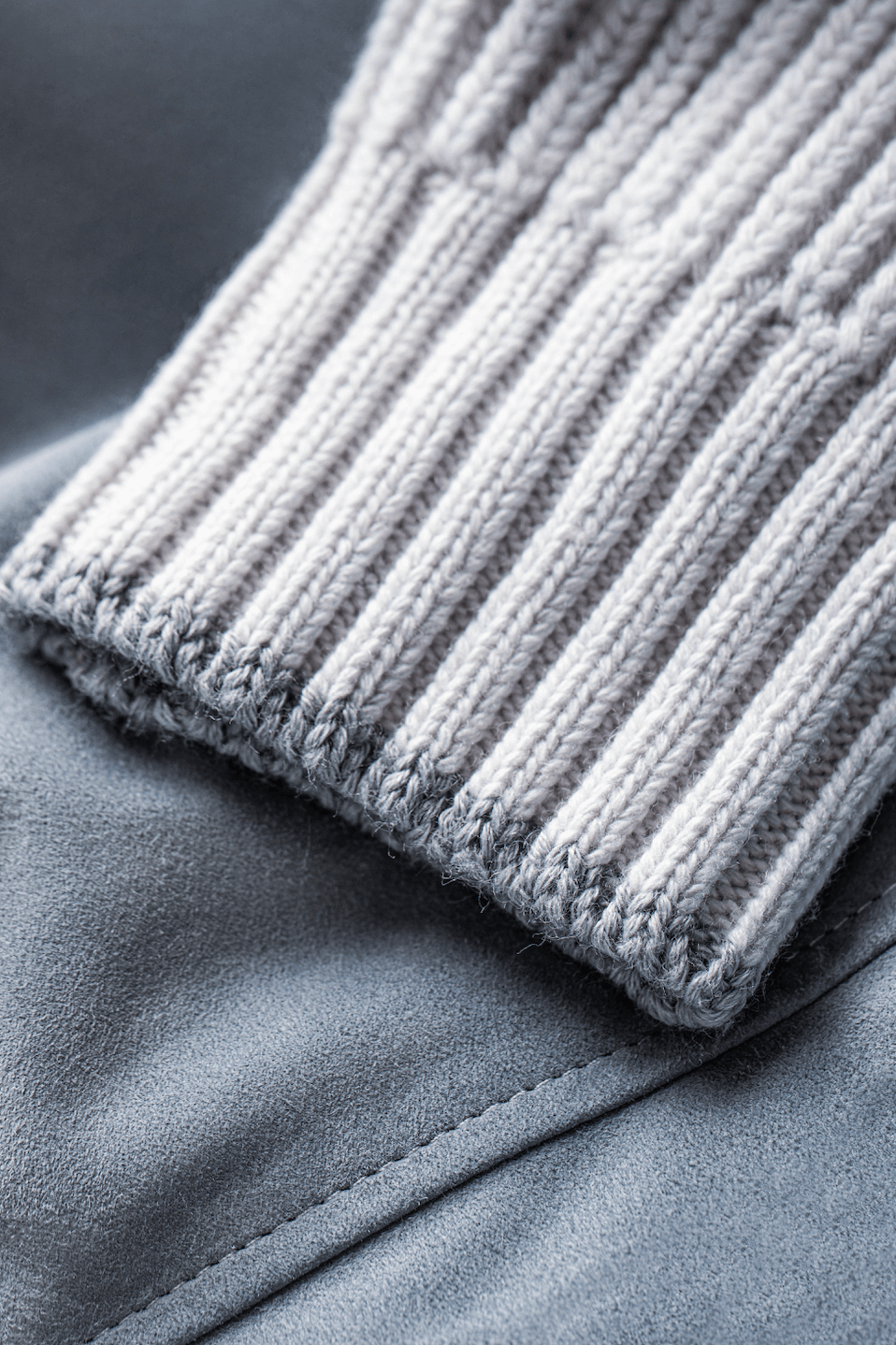Mânecuță din tricot alb pe geacă bomber Florentinodelure albastră, detaliu texturat.