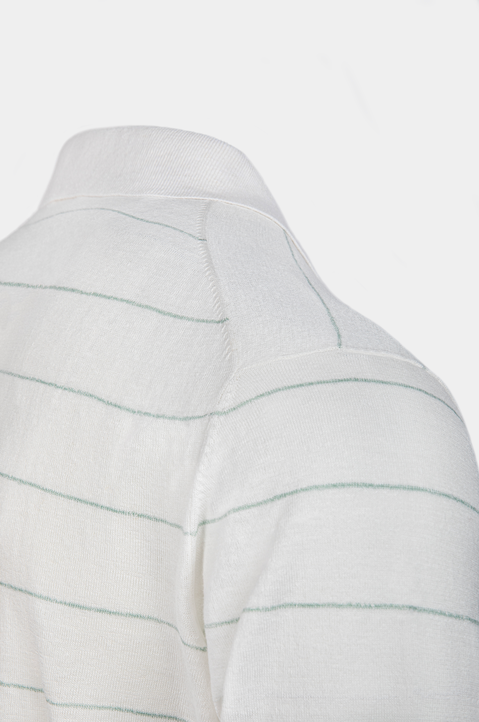 Tricou Polo Florentinodelure alb cu dungi verzi, material moale, vedere laterală.