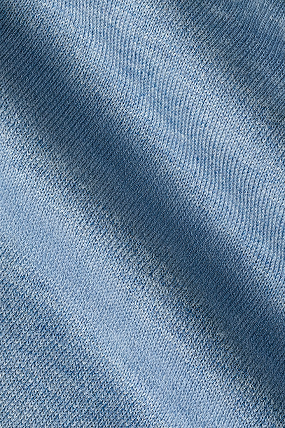 Textură albastru deschis bumbac Florentinodelure crewneck, detaliu fin țesut.