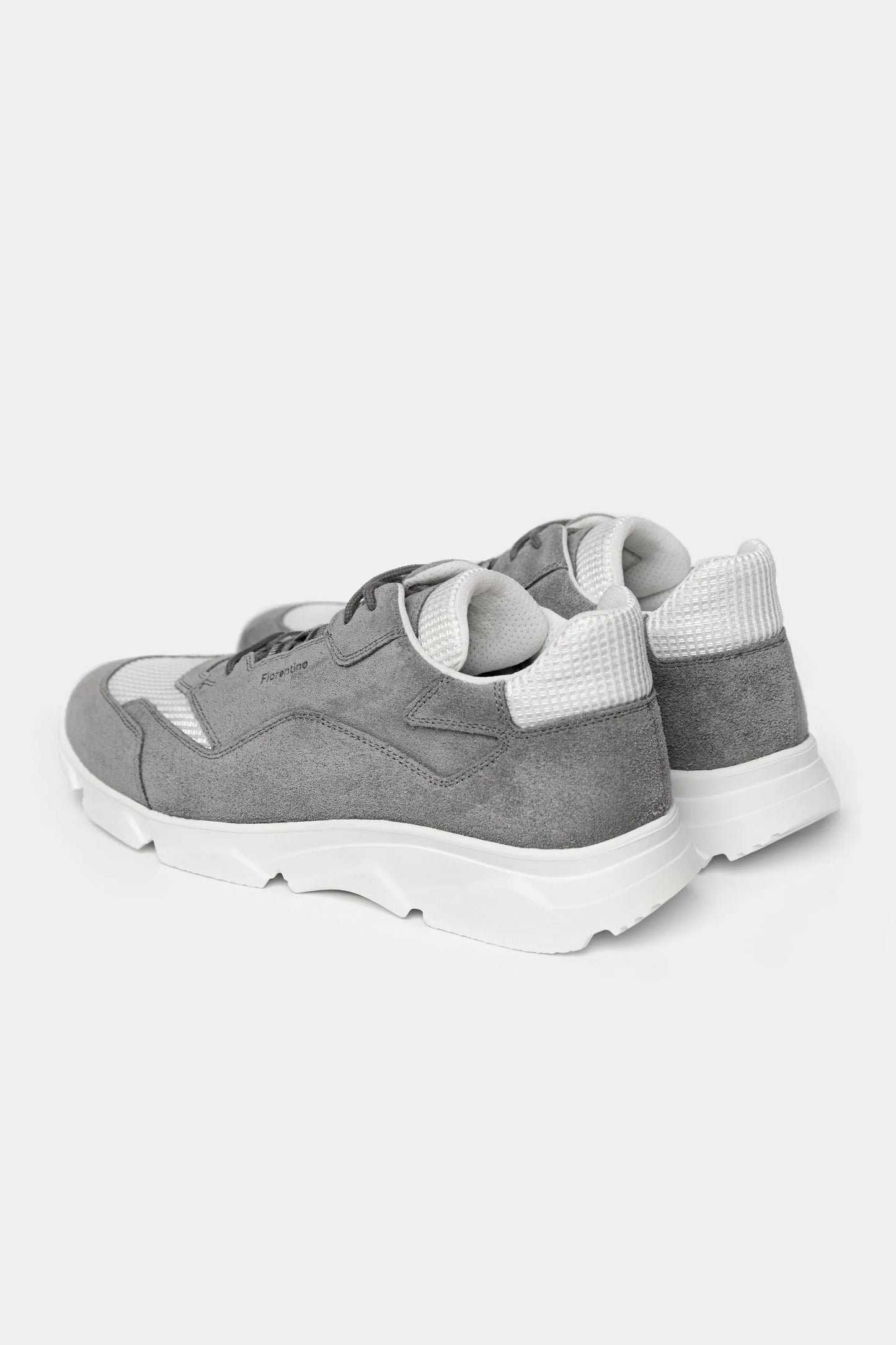 Sneakers gri suede Florentinodelure cu talpă albă și detalii texturate pe călcâi, vedere laterală.