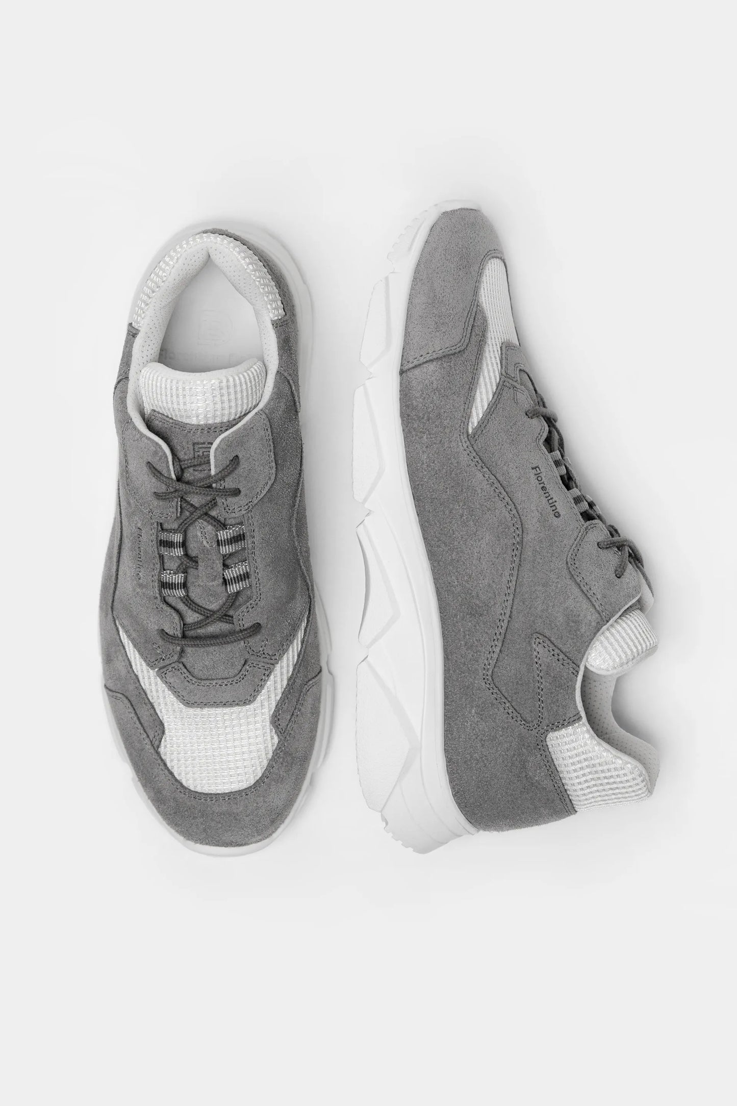 Sneaker athletic gri din suede Florentinodelure cu detalii albe și gri deschis.