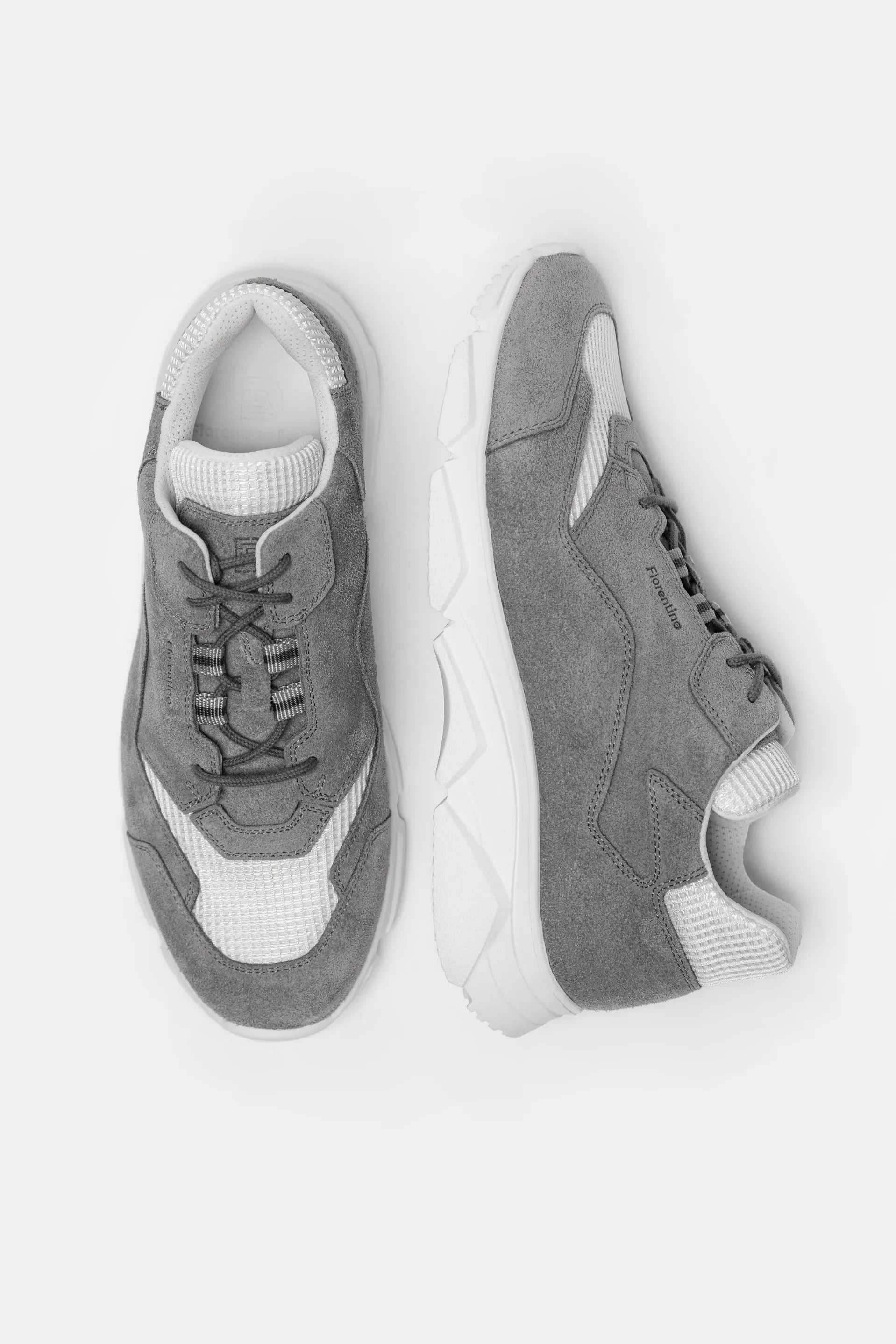 Sneaker athletic gri din suede Florentinodelure cu detalii albe și gri deschis.