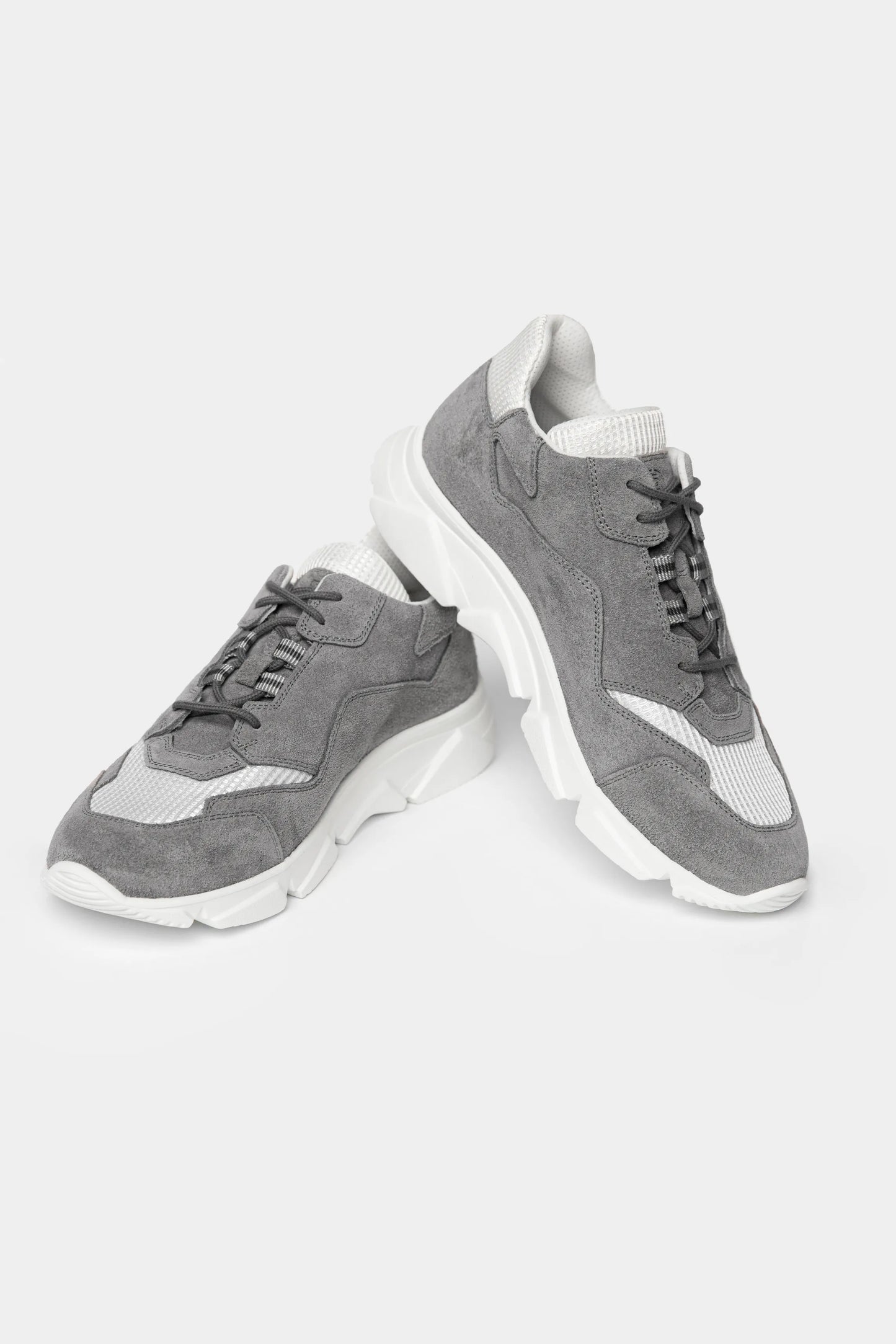 Sneaker Florentinodelure din piele intoarsă gri, cu detalii albe și talpă robustă.