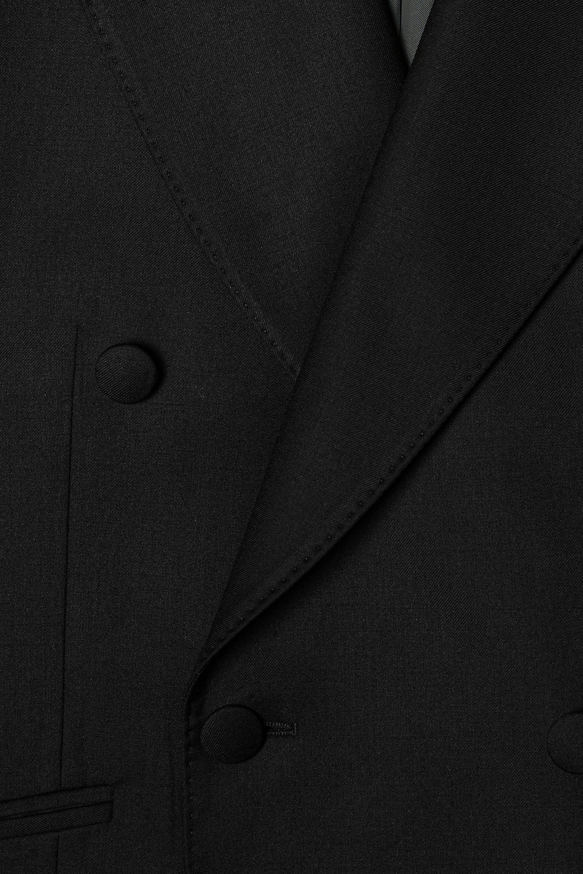 Detaliu costum negru tuxedo din lână Florentinodelure, nasturi acoperiți.