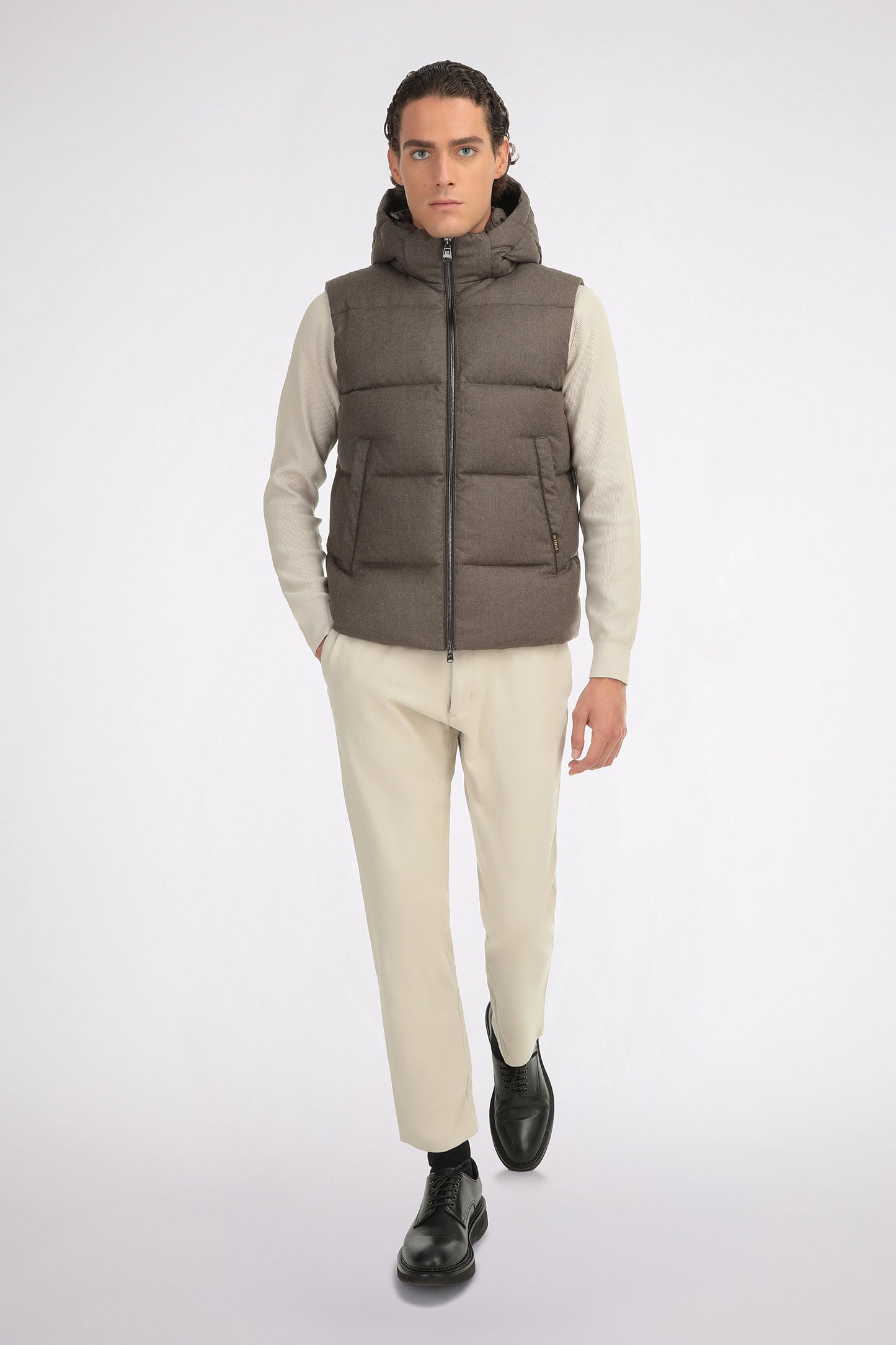 Vestă puffer mid brown Florentinodelure, cu glugă și fermoar central.