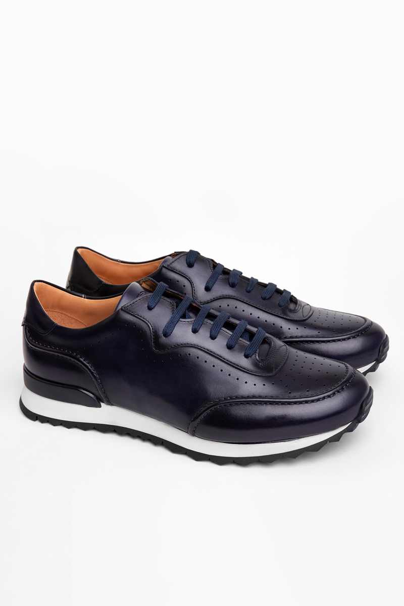 Adidași navy din piele Florentinodelure, cu perforații și talpă albă contrastantă.