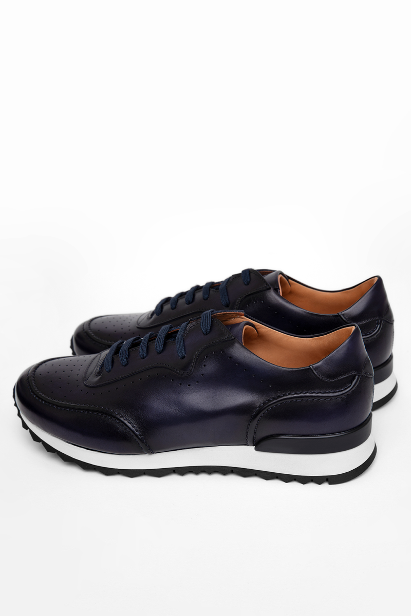 Navy sneakers Florentinodelure din piele, talpă alb-negru, vedere laterală.