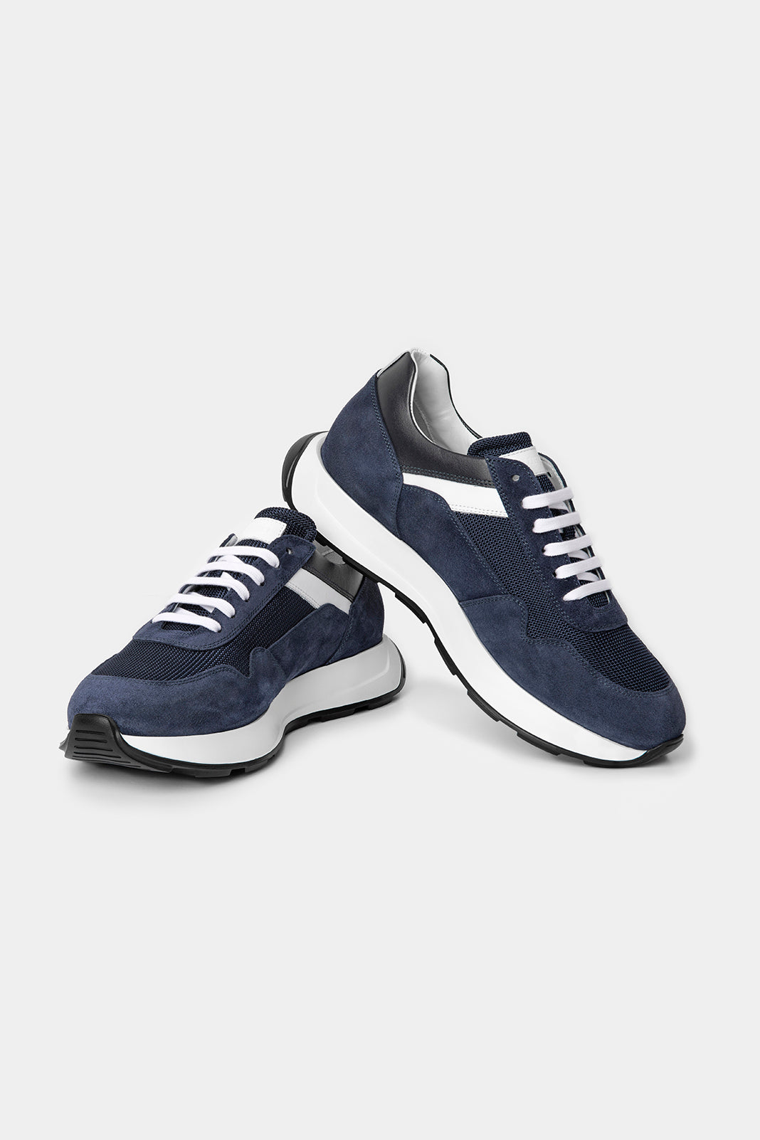 Adidași navy din piele și suede Florentinodelure cu talpă albă din cauciuc.