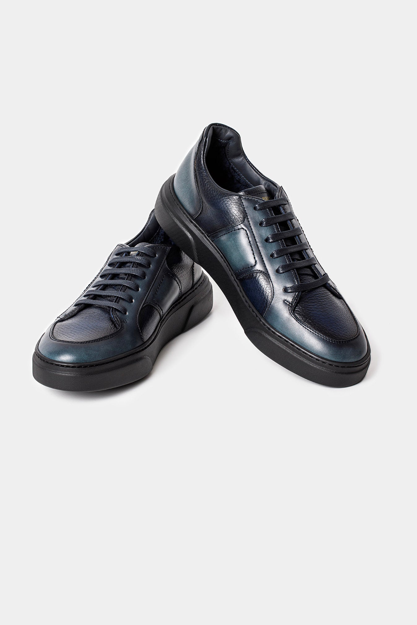 Adidași Florentinodelure navy gradient cu talpă neagră și textură piele.