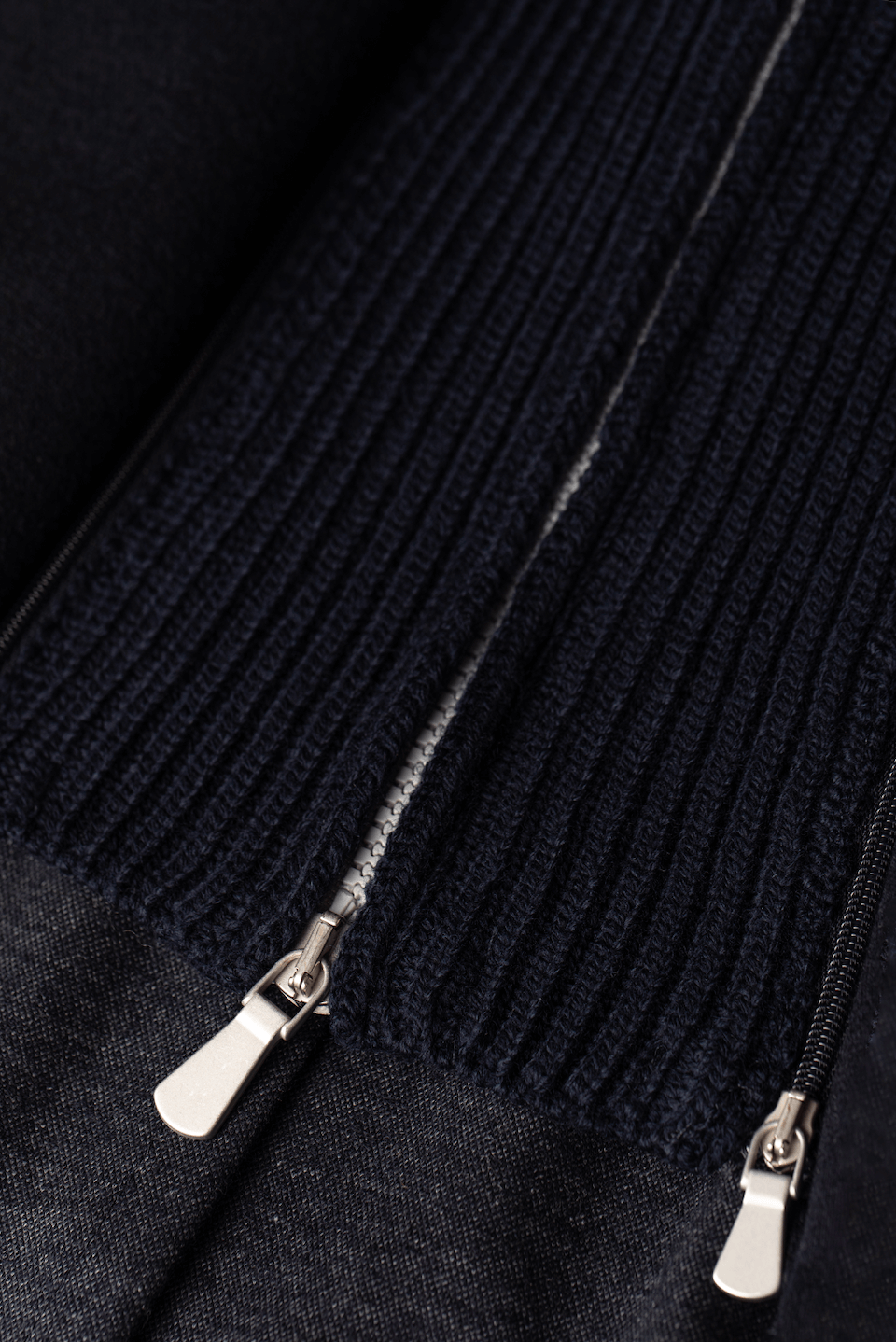 Fermoar metalic pe sacou navy FLORENTINODELURE detaliu glugă canvas.