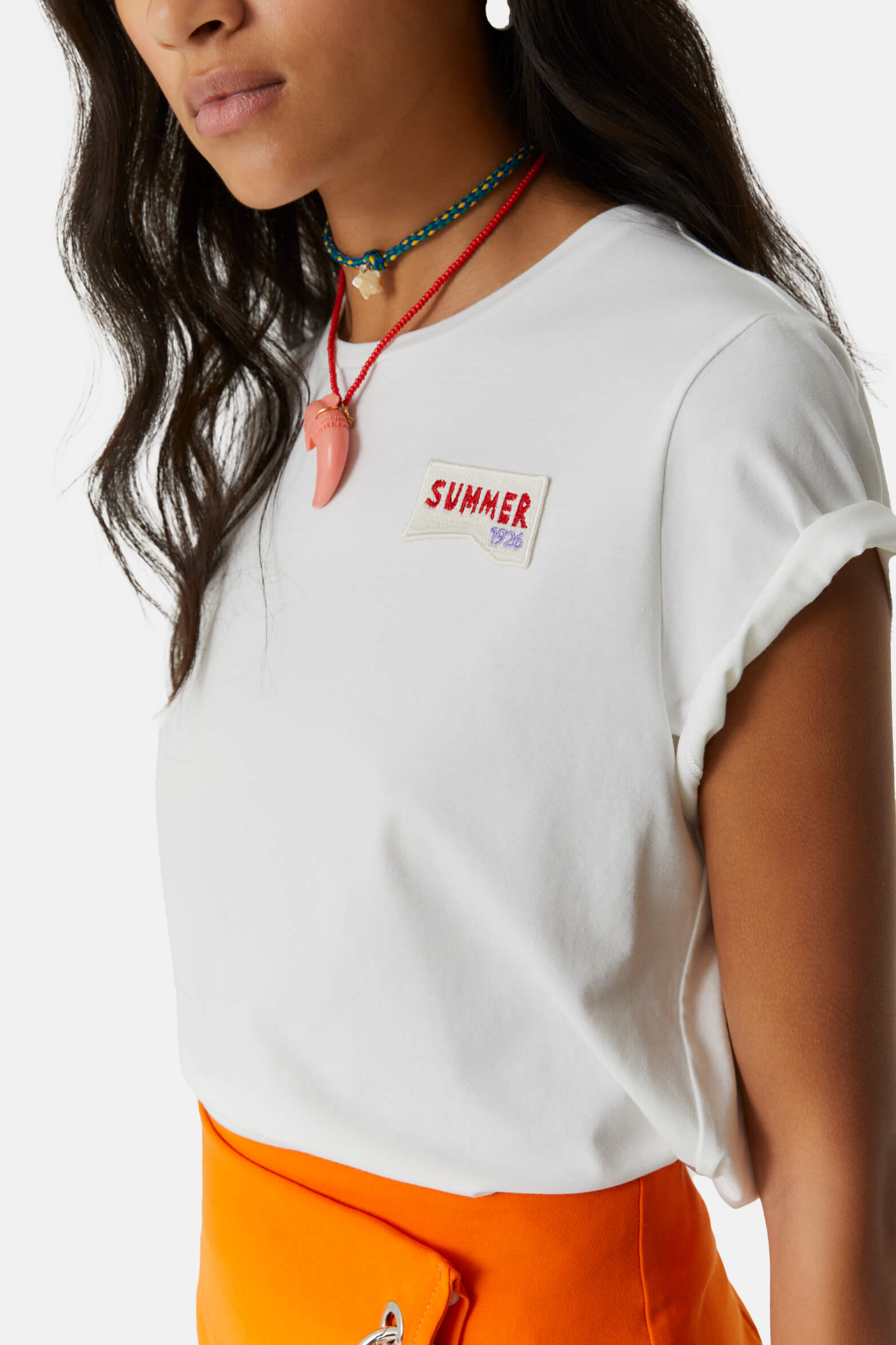 Tricou alb Florentinodelure, detaliu broderie roșie, material textil fin.